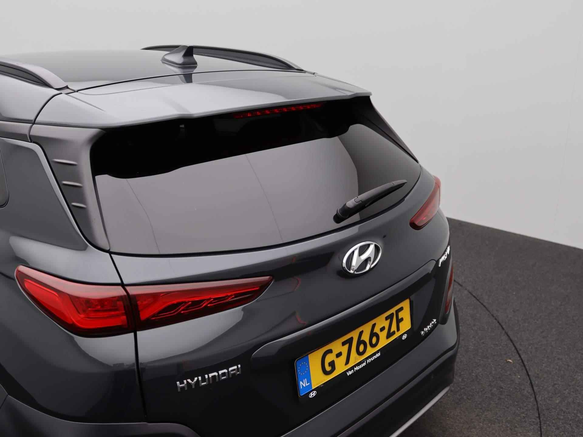 Hyundai Kona EV Premium 64 kWh | Airco | Navigatie | Achteruitrijcamera | Cruise Control | Lederen bekleding | - 36/45