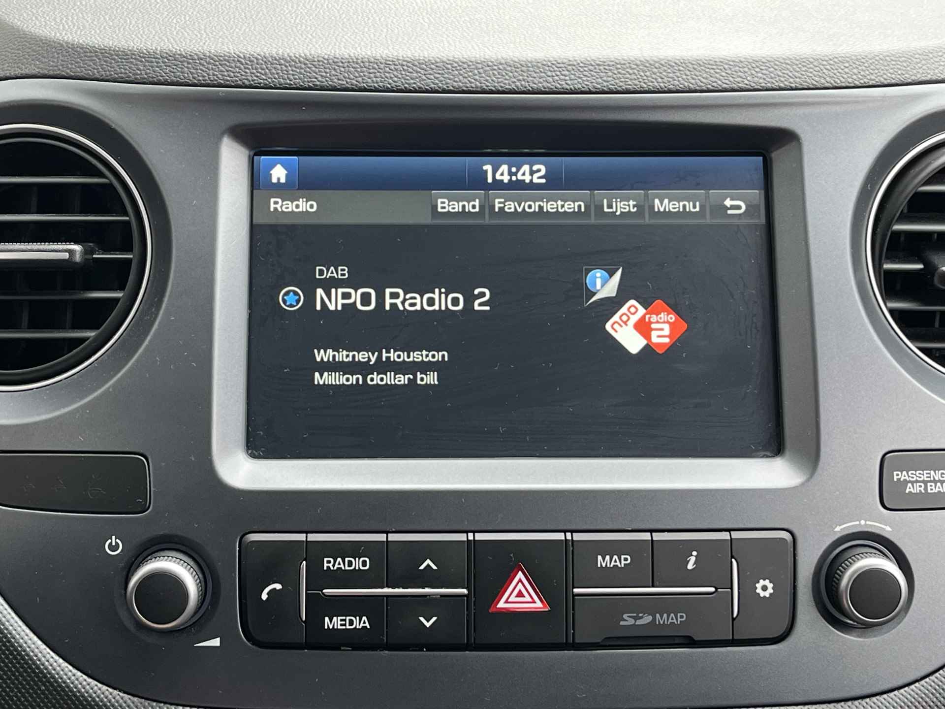 Hyundai i10 1.0i Comfort Smart Pack CRUISE CONTROL | AIRCO | NAVIGATIE MET RADIO/USB | ZUINIGE AUTO! - 25/30