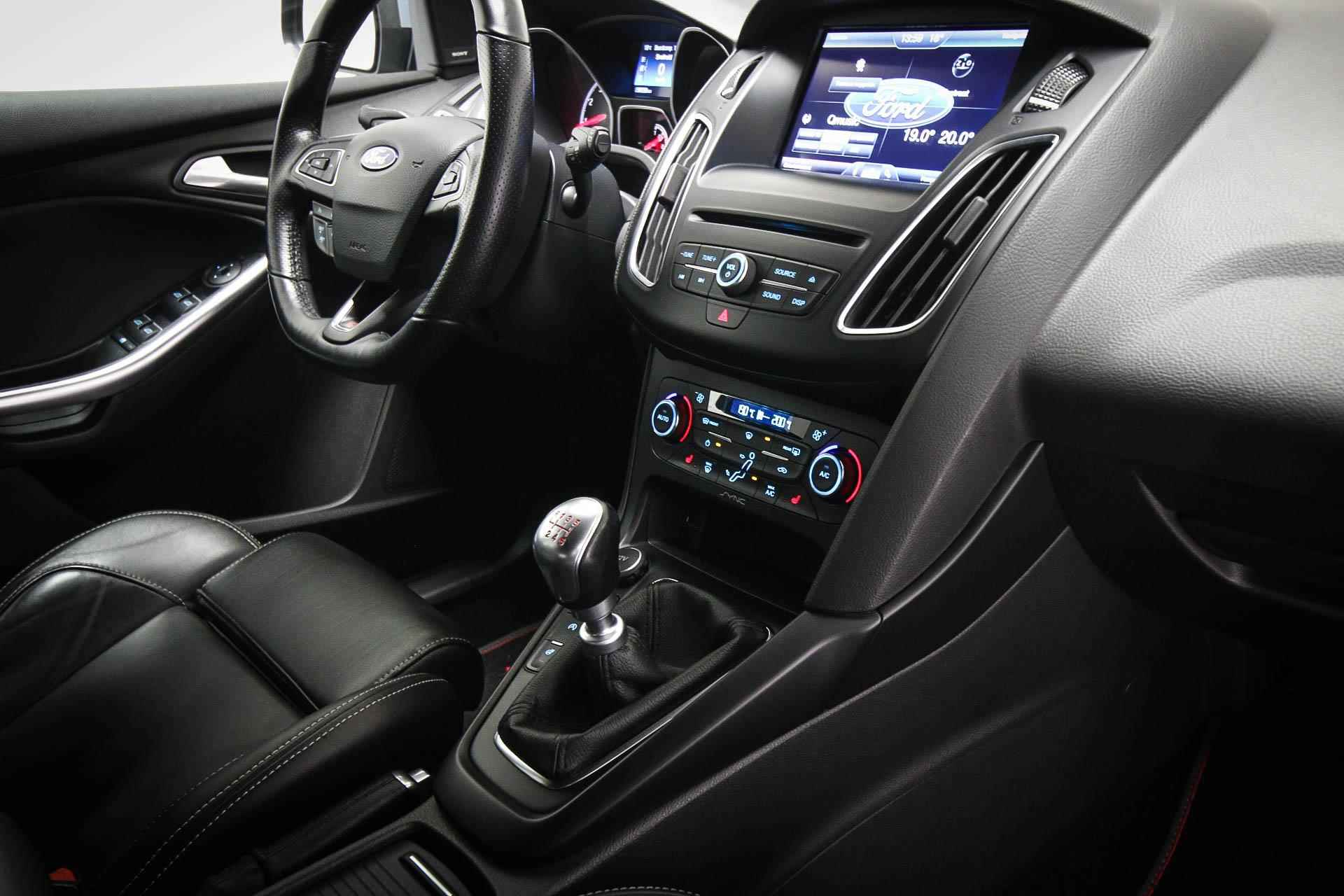 Ford Focus 2.0 ST-3 ZEER NETJES | DRIVER ASSISTANCE / ST- PACK | LEDER | STUURWIELVERWARMING | CAMERA | 19" - 3/53