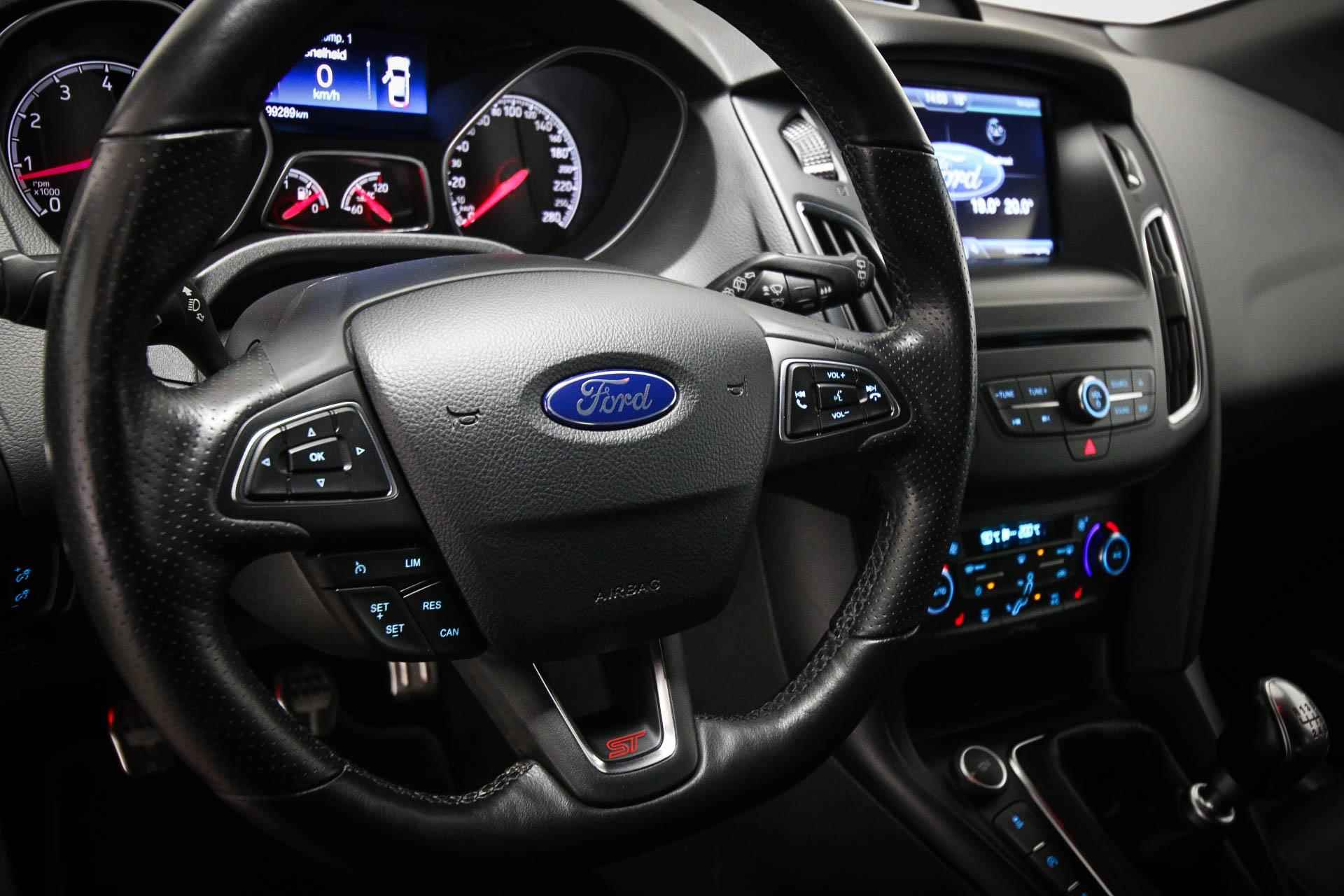 Ford Focus 2.0 ST-3 ZEER NETJES | DRIVER ASSISTANCE / ST- PACK | LEDER | STUURWIELVERWARMING | CAMERA | 19" - 27/53