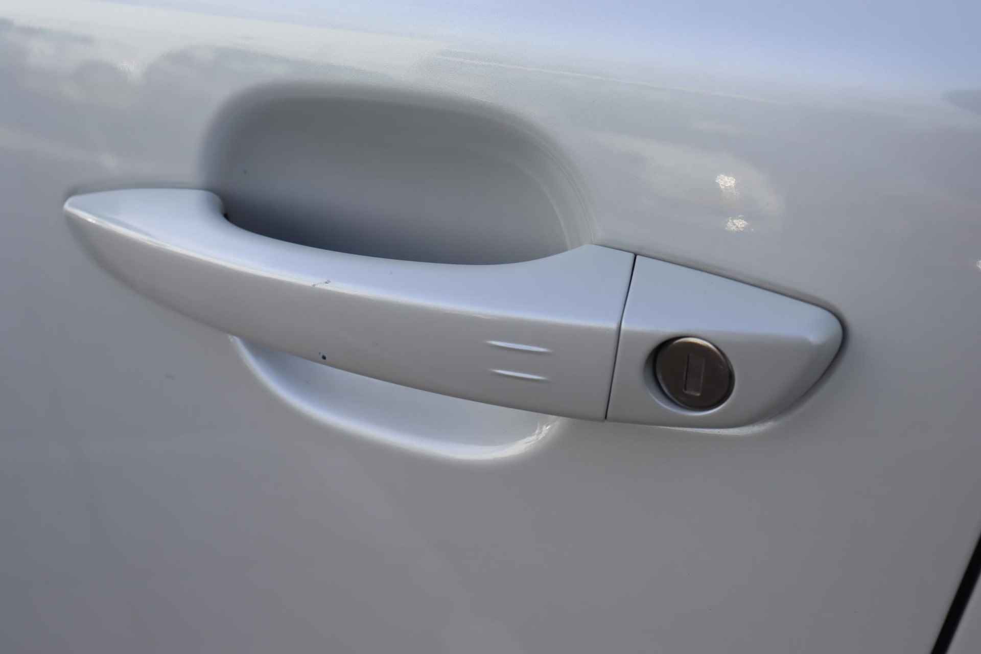 Peugeot e-2008 EV GT 50 kWh * Pano * Camera * Keyless * - 9/48