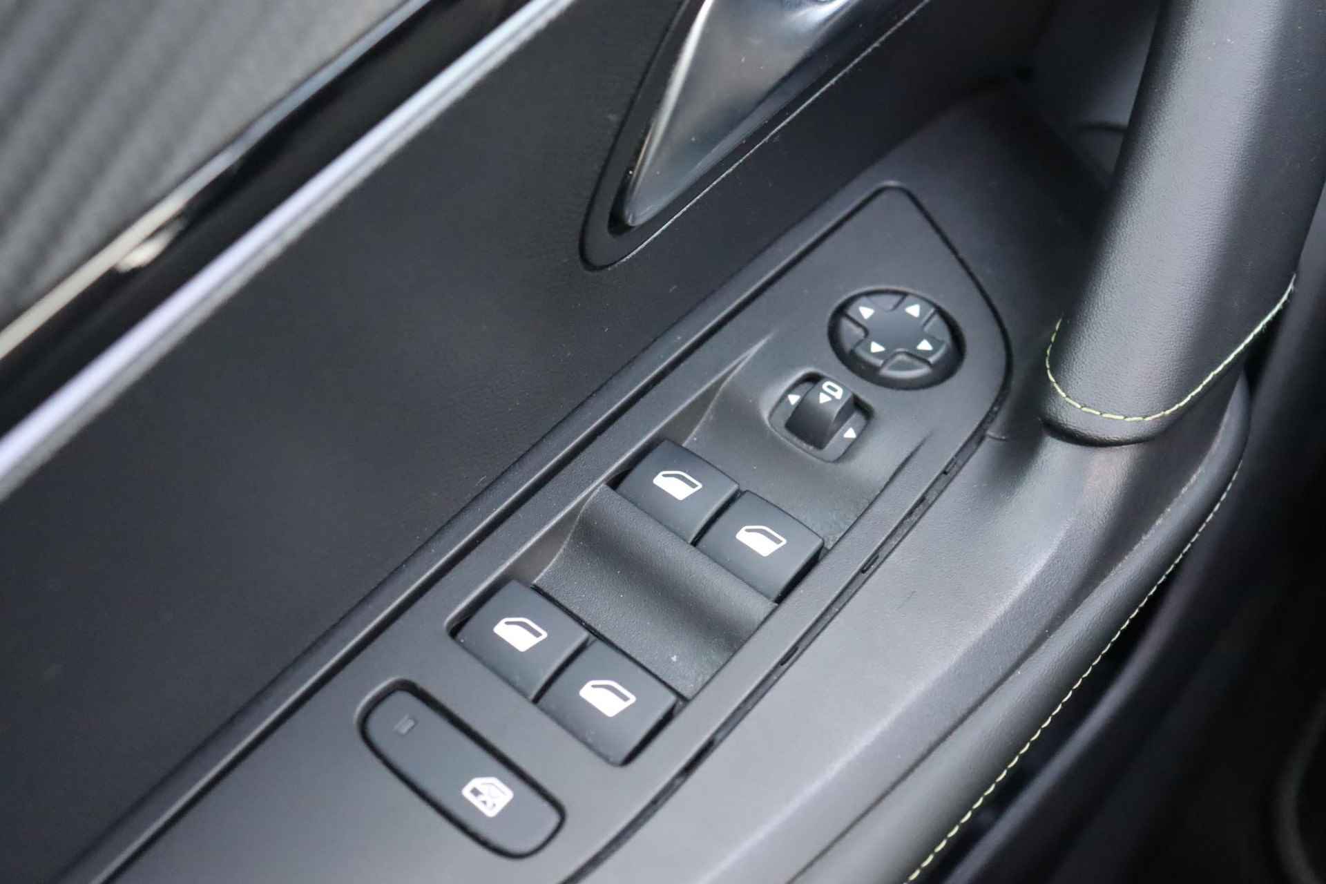 Peugeot e-2008 EV GT 50 kWh * Pano * Camera * Keyless * - 11/48