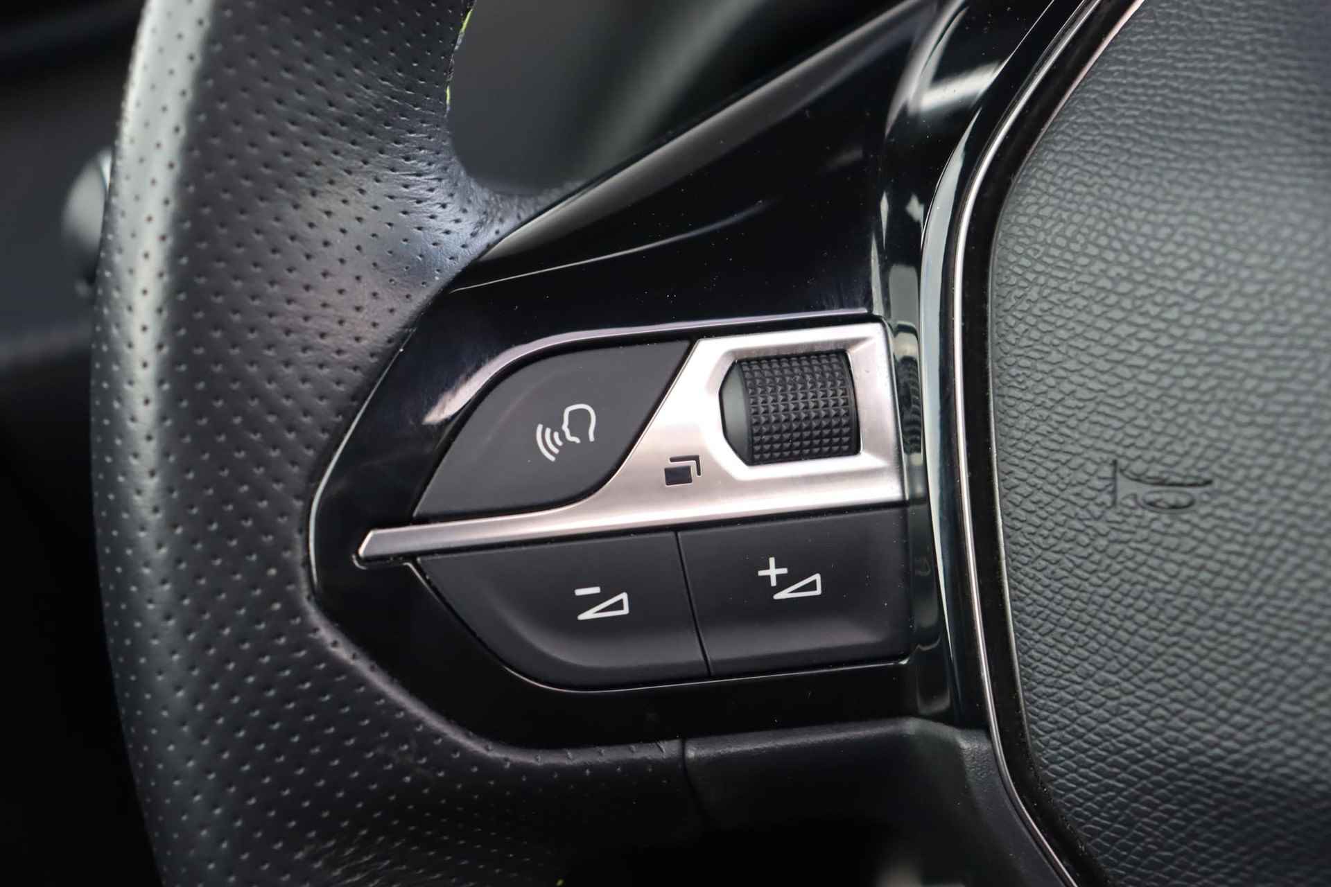 Peugeot e-2008 EV GT 50 kWh * Pano * Camera * Keyless * - 12/48