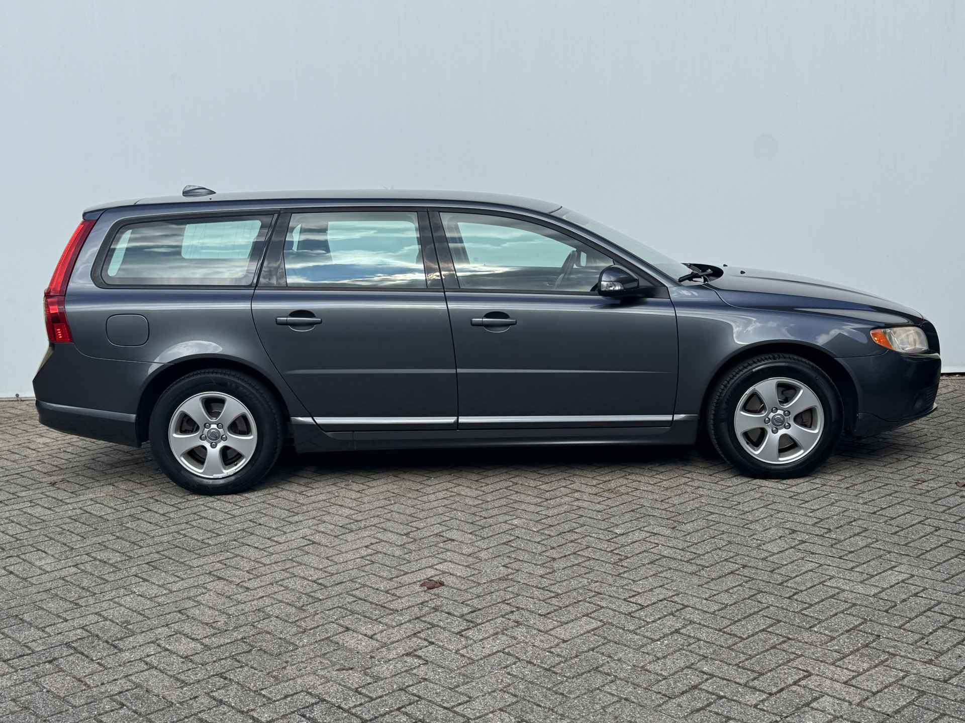 Volvo V70 2.5T Automaat Momentum Park assist | Leder - 7/27