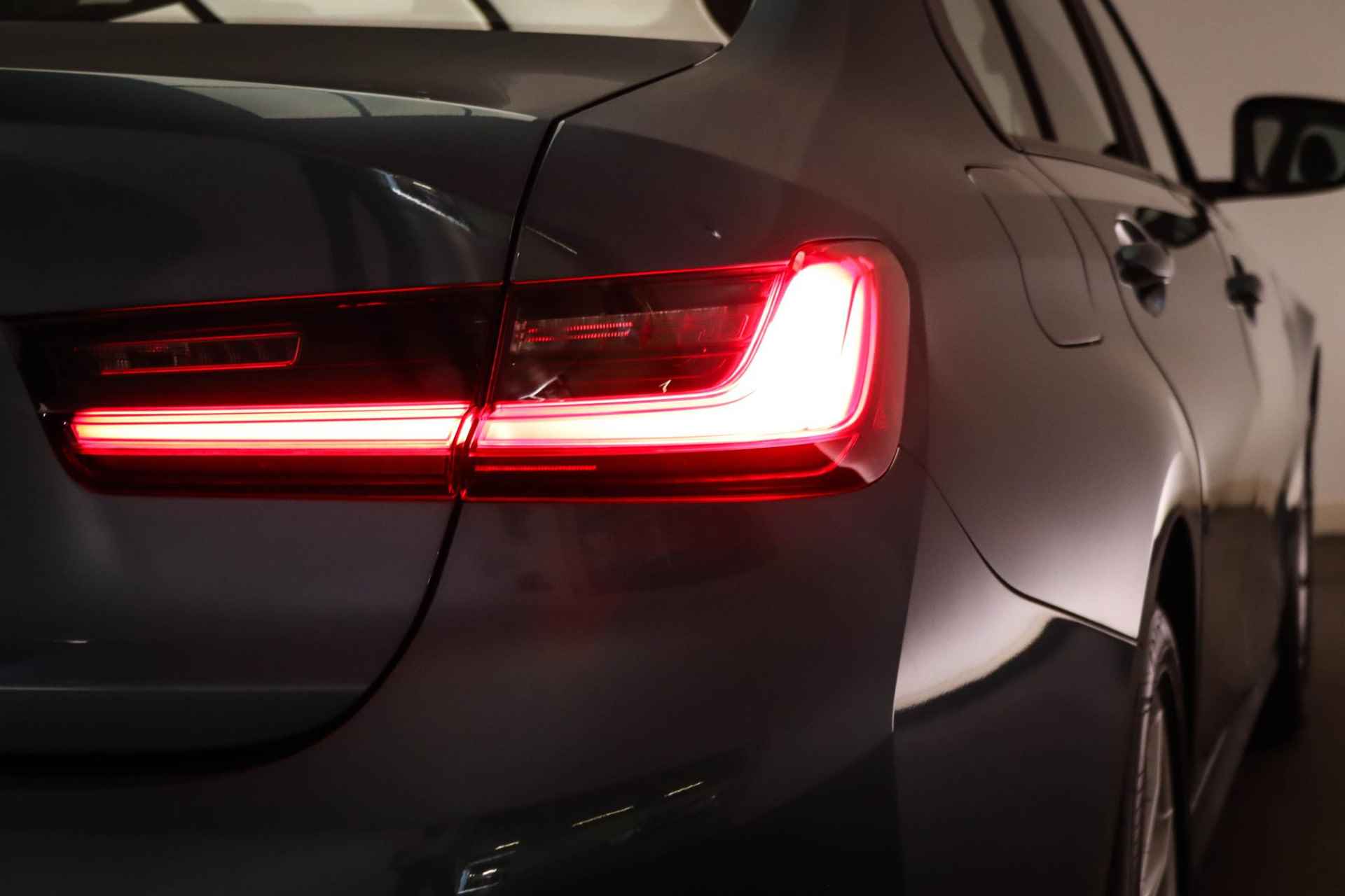 BMW 3-serie 318i Executive Edition | LED | NAVIGATIE | DAB | APPLE | DEALER ONDERHOUDEN - 19/50