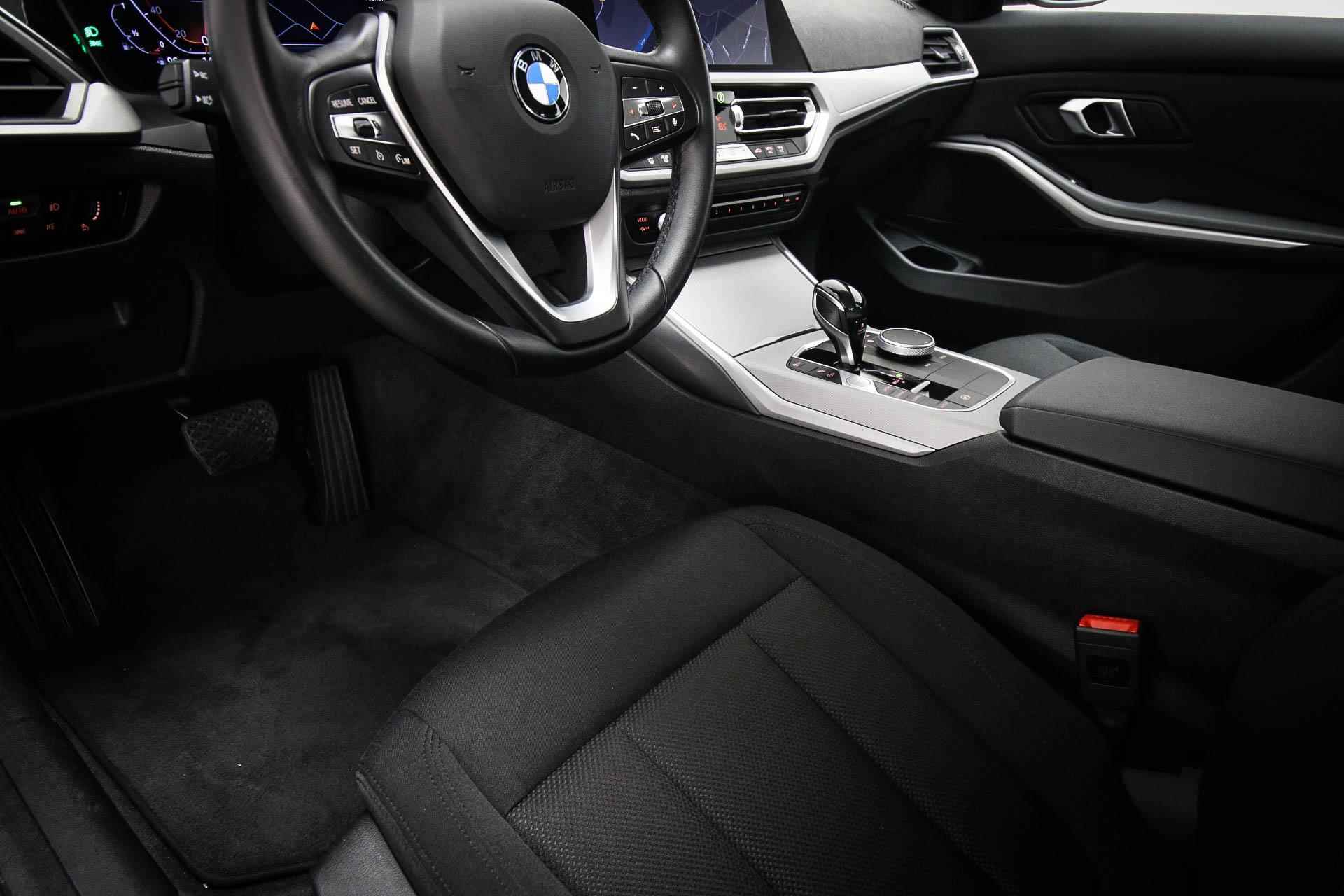 BMW 3-serie 318i Executive Edition | LED | NAVIGATIE | DAB | APPLE | DEALER ONDERHOUDEN - 25/50
