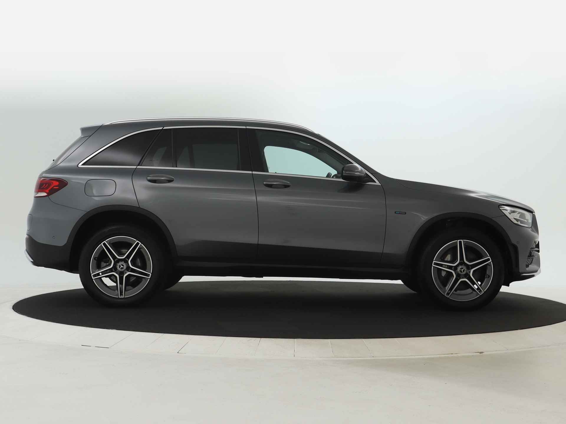 Mercedes-Benz GLC 300 e 4-MATIC AMG Sportpakket | Trekhaak | Dodehoek Ass. | Parkeerpakket | 360 gr. Camera | Apple CarPlay | DAB | Inclusief 24 maanden MB Certified garantie voor Europa. - 18/49