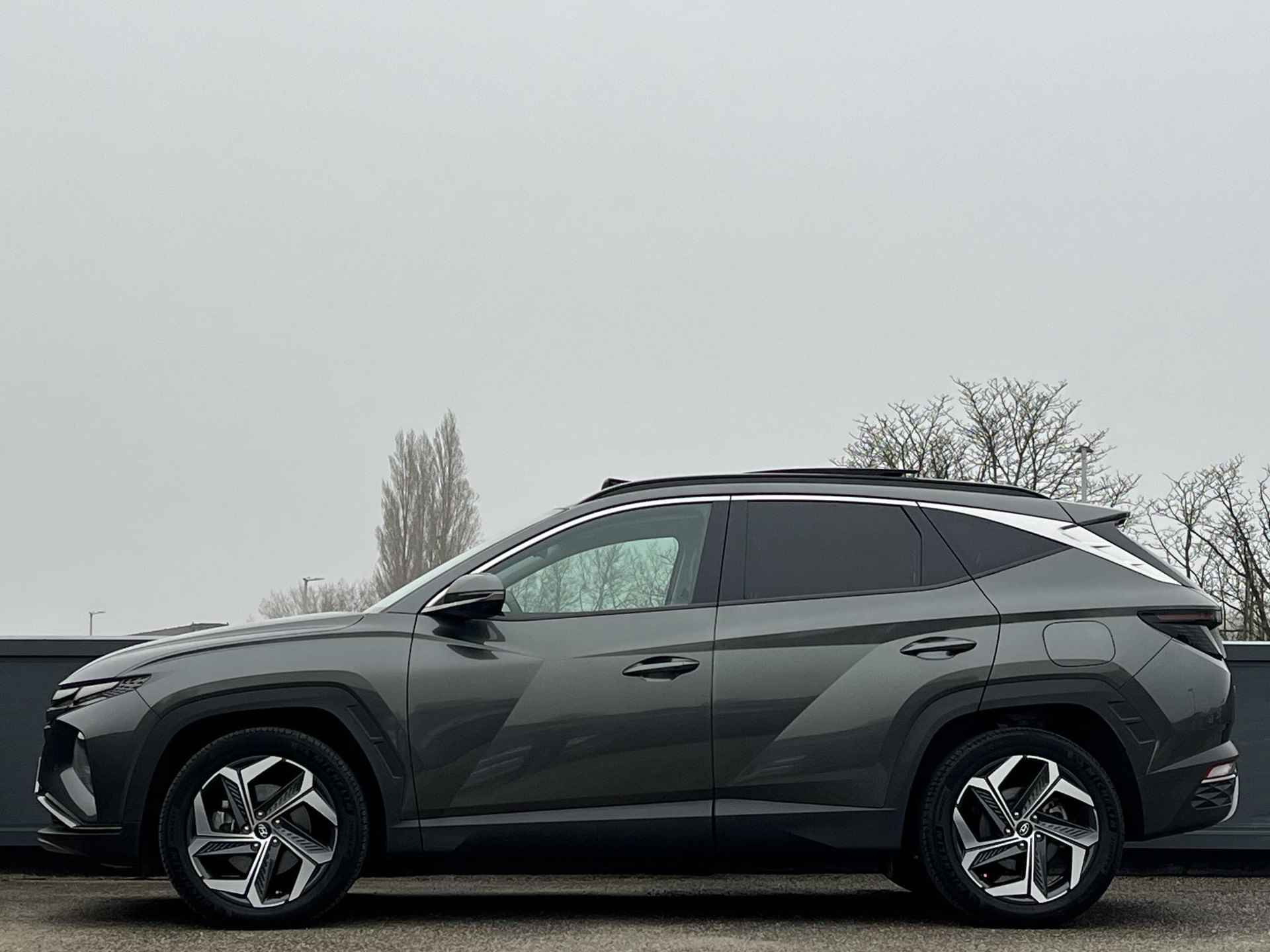 Hyundai Tucson 1.6 T-GDI 230 PK HEV Premium Sky | Schuifkanteldak | Lederen bekleding & Memory | 19'' 2-tone lichtmetalen velgen | Blind spot camera | - 3/65