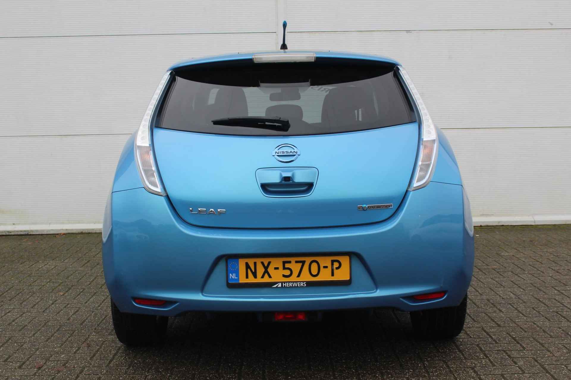 Nissan LEAF 24 kWh / €2000,- Subsidie Mogelijk! / Navigatie / Achteruitrijcamera / Cruise Control / Climate Control / - 39/41