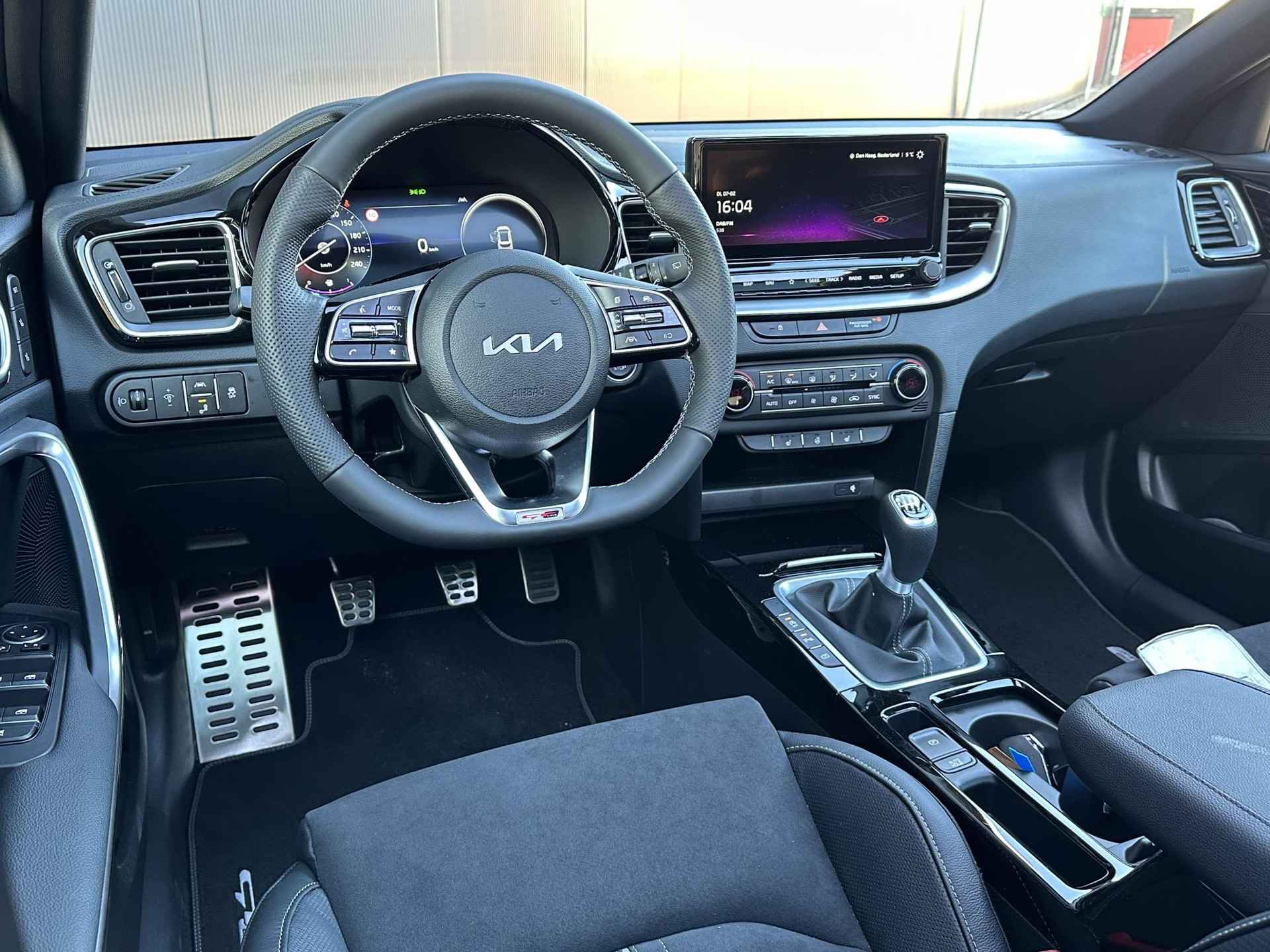 Kia Ceed 1.5 T-GDi GT-PlusLine NIEUW TE BESTELLEN | INRUILVOORDEEL 4500,- | Stoel- en stuurwielverwarming | Glazen schuif-/kanteldak | JBL premium sound system | prijs is inclusief actiekorting - 13/32