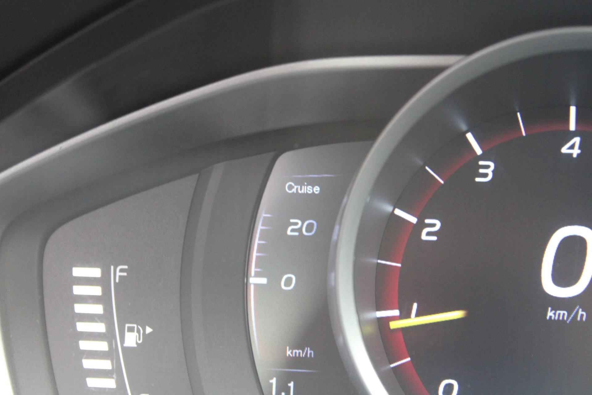 Volvo V60 T3 Momentum | Stoelverwarming | Telefoonvoorbereiding | Trekhaak 1500kg | Schuif/kantel-dak | Camera | - 15/31