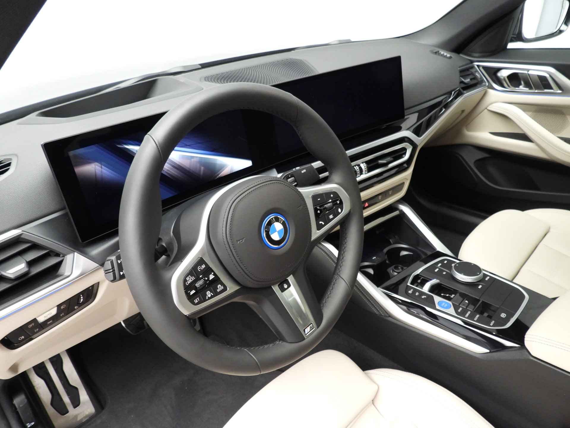 BMW i4 eDrive40 high Executive M-Sportpakket / LED / Leder / Navigatie / Trekhaak / Schuifdak / Keyles go / Sportstoelen / DAB / Hifi speakers / Alu 19 inch - 7/46