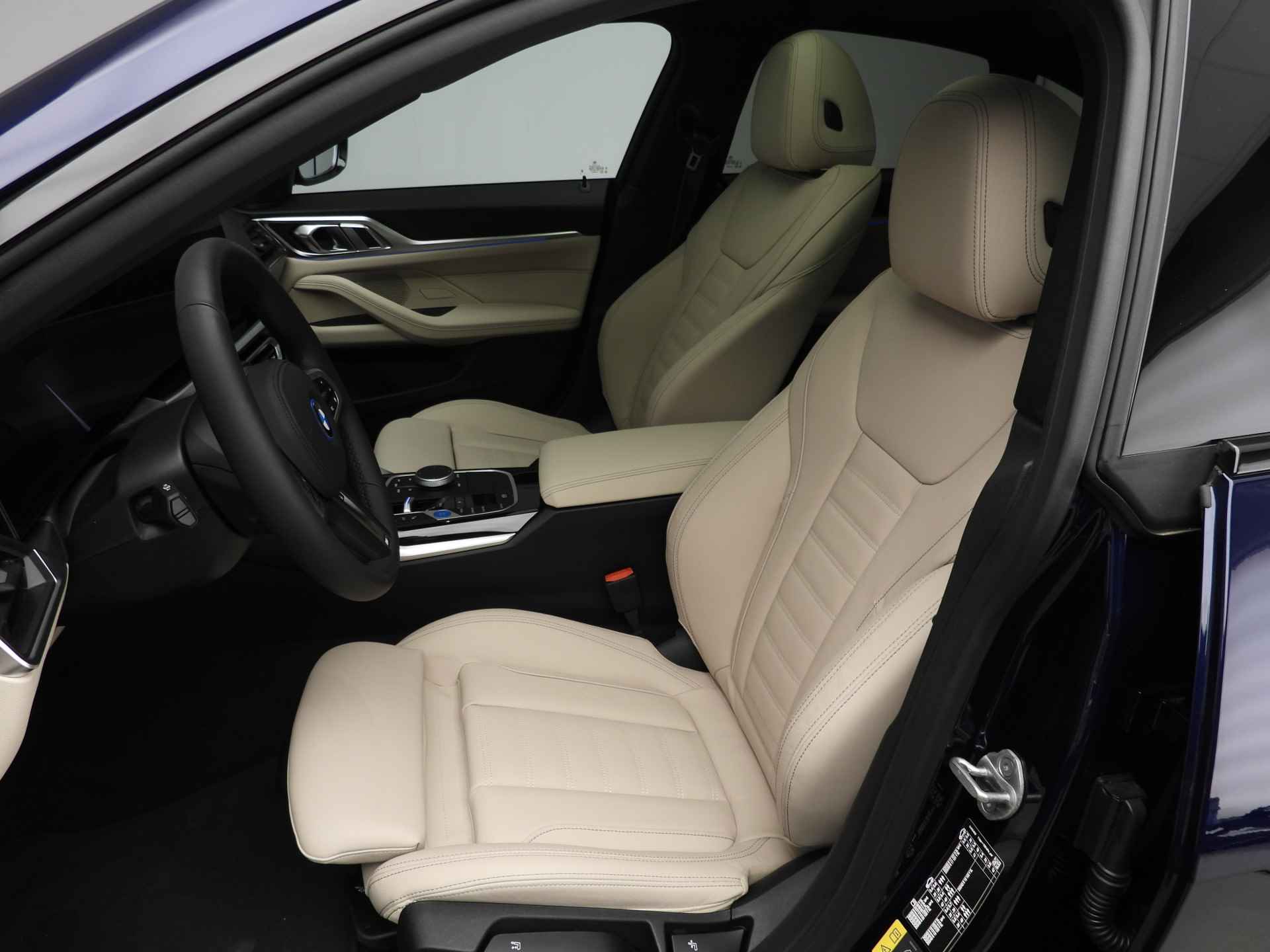 BMW i4 eDrive40 high Executive M-Sportpakket / LED / Leder / Navigatie / Trekhaak / Schuifdak / Keyles go / Sportstoelen / DAB / Hifi speakers / Alu 19 inch - 8/46