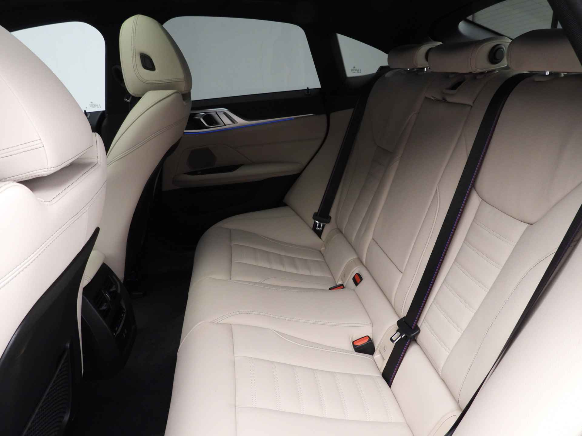 BMW i4 eDrive40 high Executive M-Sportpakket / LED / Leder / Navigatie / Trekhaak / Schuifdak / Keyles go / Sportstoelen / DAB / Hifi speakers / Alu 19 inch - 9/46