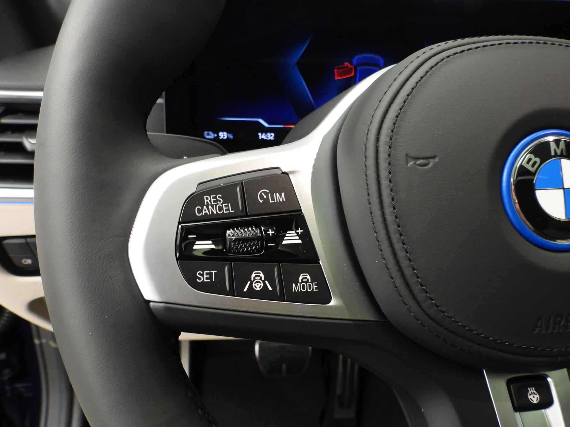 BMW i4 eDrive40 high Executive M-Sportpakket / LED / Leder / Navigatie / Trekhaak / Schuifdak / Keyles go / Sportstoelen / DAB / Hifi speakers / Alu 19 inch - 13/46