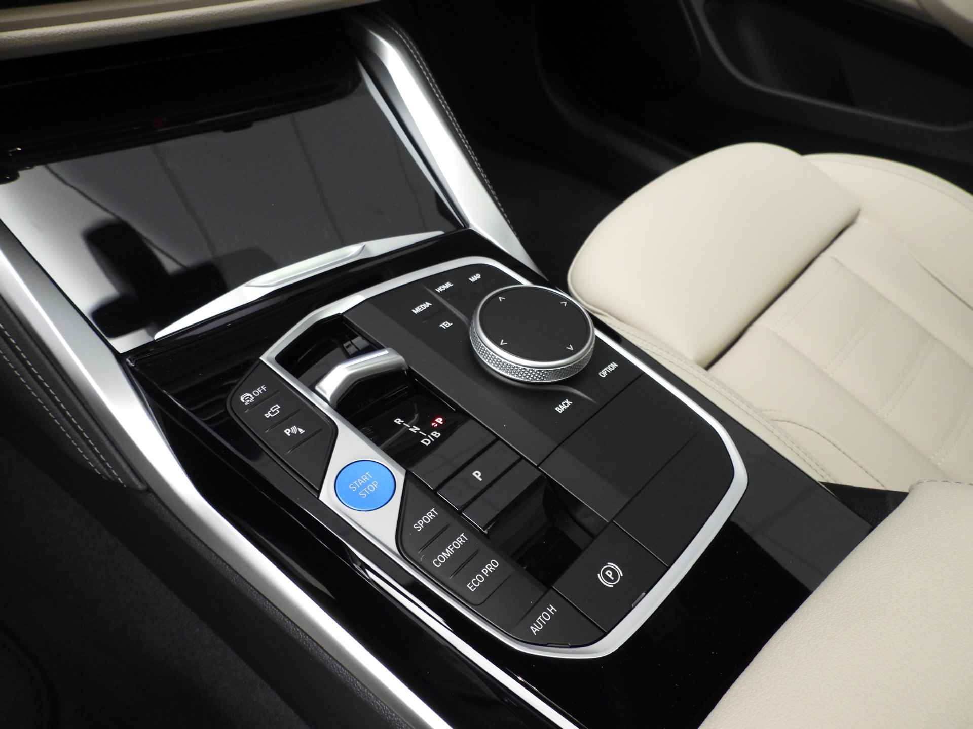 BMW i4 eDrive40 high Executive M-Sportpakket / LED / Leder / Navigatie / Trekhaak / Schuifdak / Keyles go / Sportstoelen / DAB / Hifi speakers / Alu 19 inch - 16/46