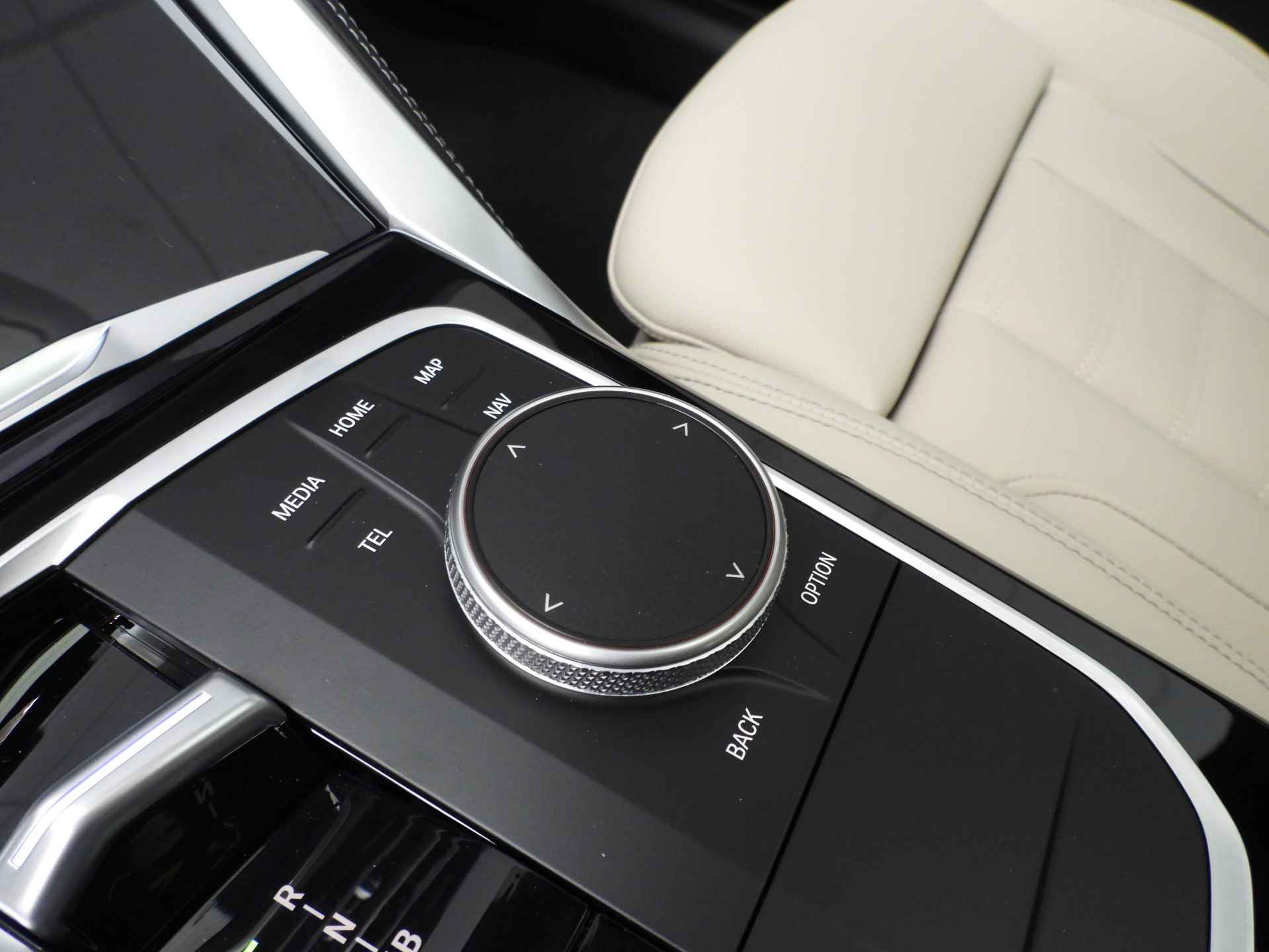 BMW i4 eDrive40 high Executive M-Sportpakket / LED / Leder / Navigatie / Trekhaak / Schuifdak / Keyles go / Sportstoelen / DAB / Hifi speakers / Alu 19 inch - 19/46