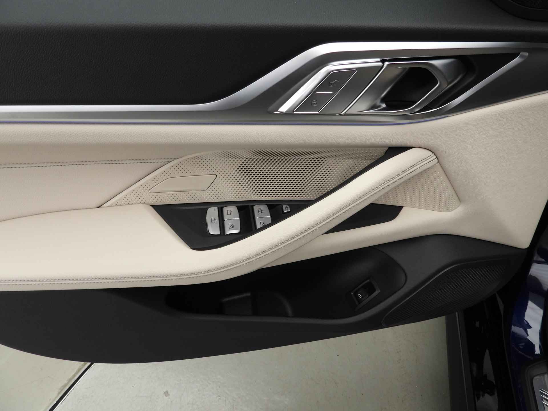 BMW i4 eDrive40 high Executive M-Sportpakket / LED / Leder / Navigatie / Trekhaak / Schuifdak / Keyles go / Sportstoelen / DAB / Hifi speakers / Alu 19 inch - 21/46