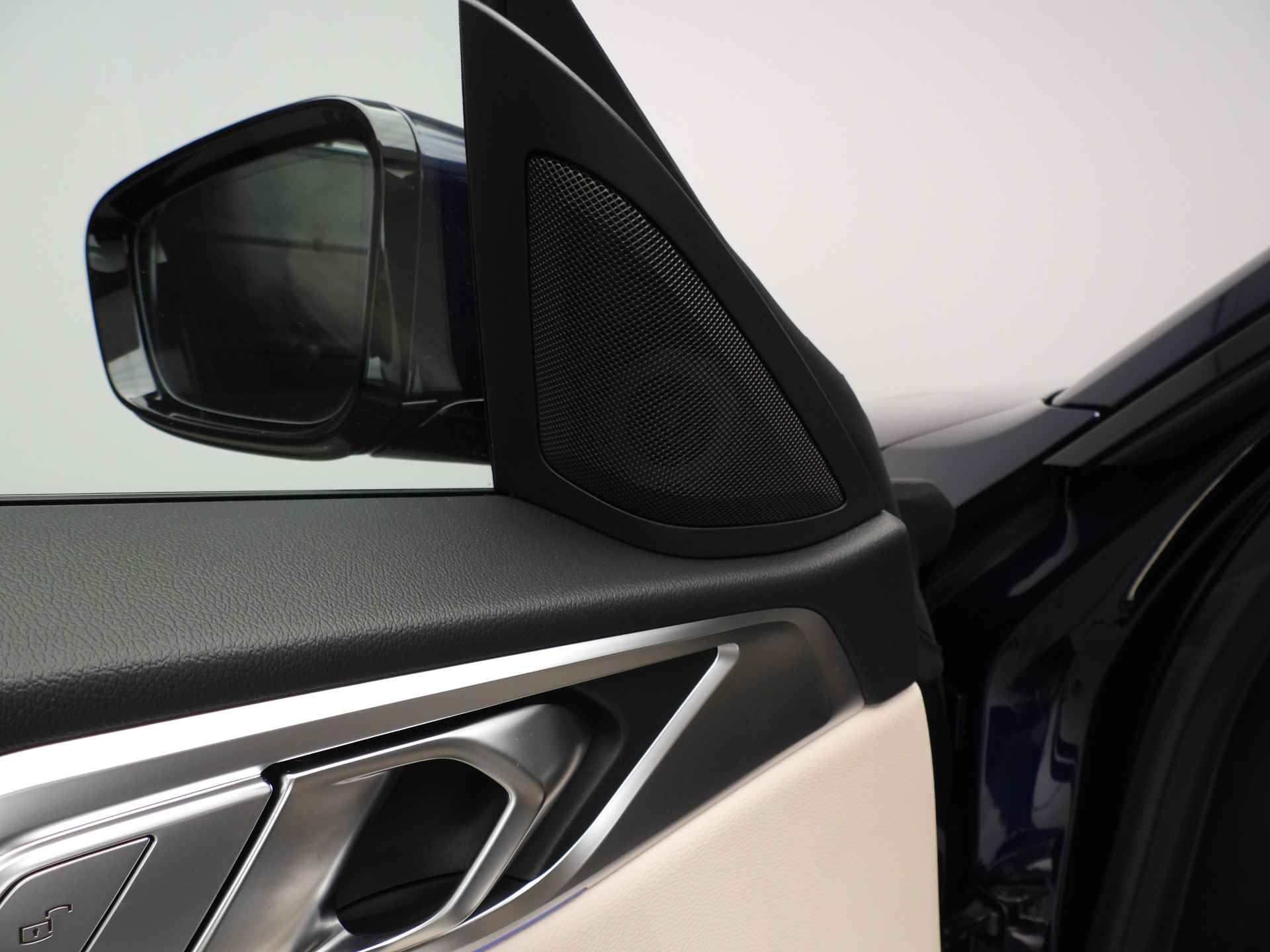 BMW i4 eDrive40 high Executive M-Sportpakket / LED / Leder / Navigatie / Trekhaak / Schuifdak / Keyles go / Sportstoelen / DAB / Hifi speakers / Alu 19 inch - 22/46