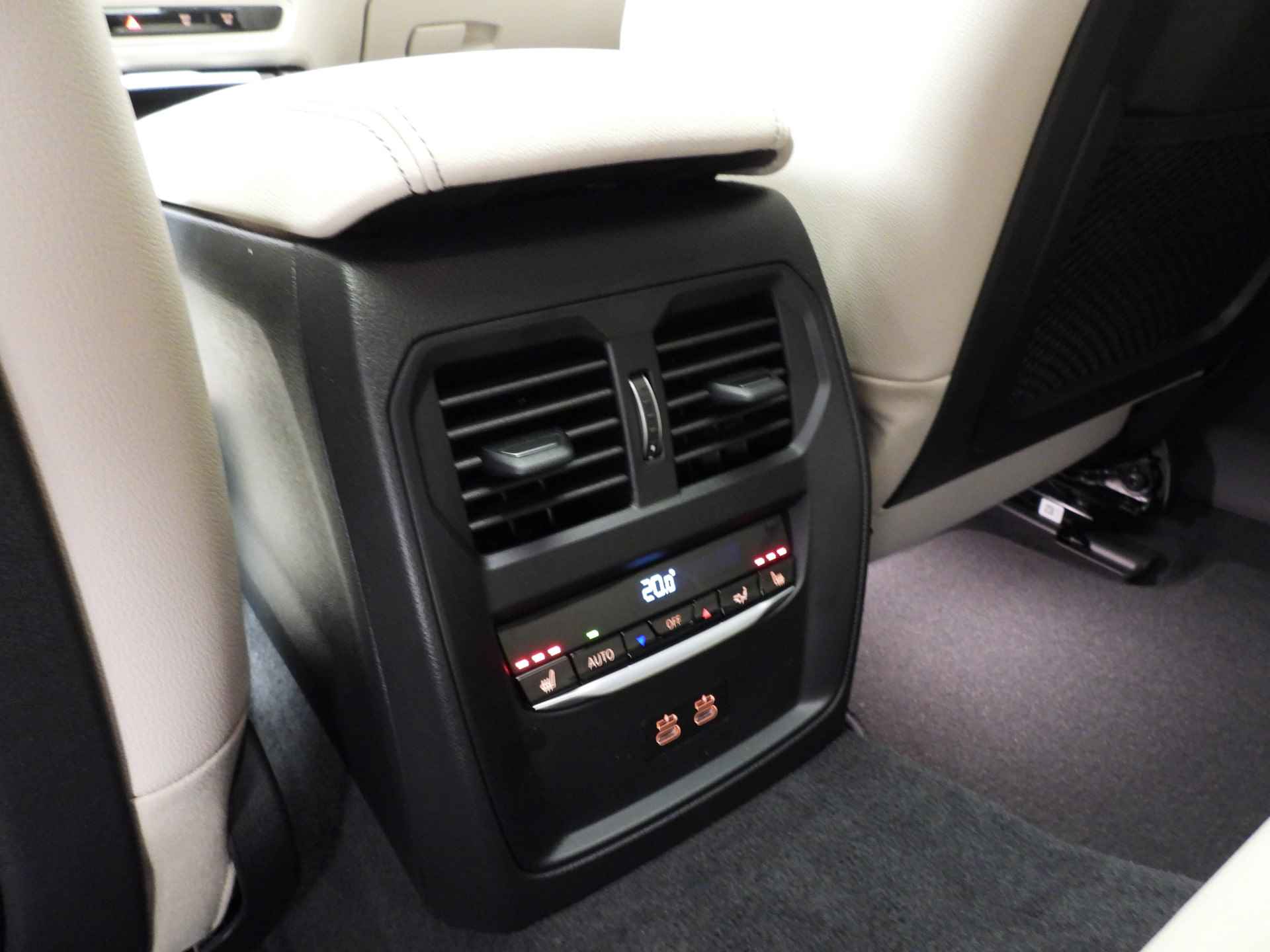 BMW i4 eDrive40 high Executive M-Sportpakket / LED / Leder / Navigatie / Trekhaak / Schuifdak / Keyles go / Sportstoelen / DAB / Hifi speakers / Alu 19 inch - 24/46
