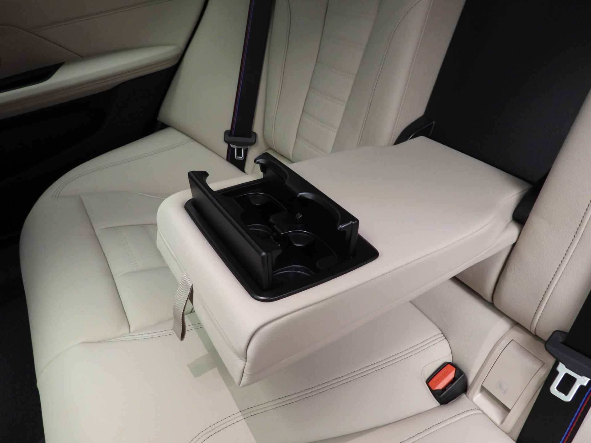 BMW i4 eDrive40 high Executive M-Sportpakket / LED / Leder / Navigatie / Trekhaak / Schuifdak / Keyles go / Sportstoelen / DAB / Hifi speakers / Alu 19 inch - 25/46