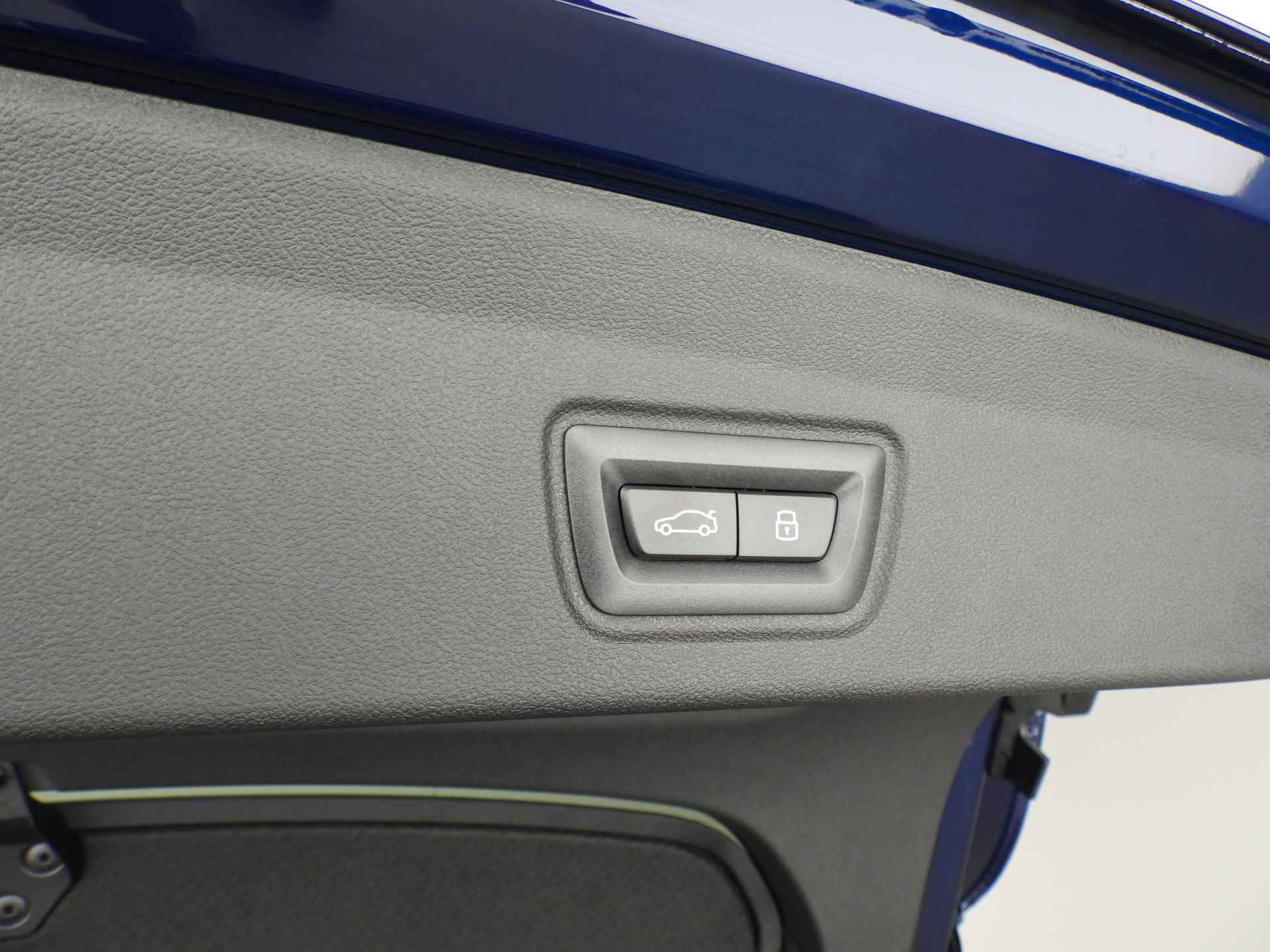 BMW i4 eDrive40 high Executive M-Sportpakket / LED / Leder / Navigatie / Trekhaak / Schuifdak / Keyles go / Sportstoelen / DAB / Hifi speakers / Alu 19 inch - 27/46