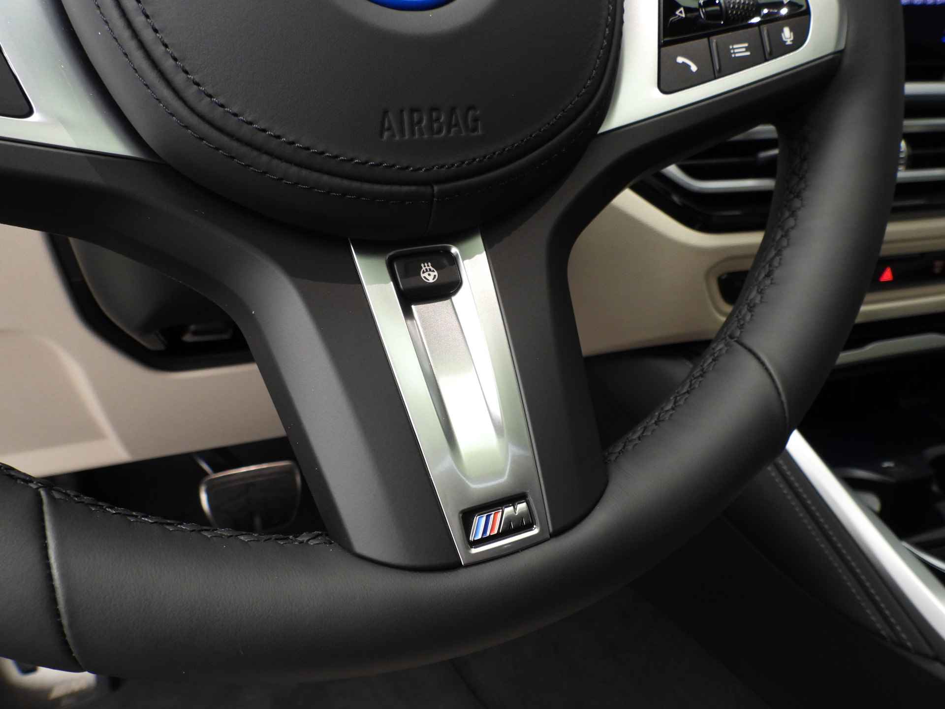 BMW i4 eDrive40 high Executive M-Sportpakket / LED / Leder / Navigatie / Trekhaak / Schuifdak / Keyles go / Sportstoelen / DAB / Hifi speakers / Alu 19 inch - 29/46