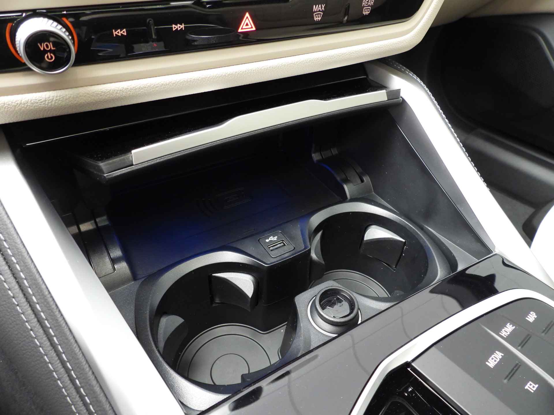 BMW i4 eDrive40 high Executive M-Sportpakket / LED / Leder / Navigatie / Trekhaak / Schuifdak / Keyles go / Sportstoelen / DAB / Hifi speakers / Alu 19 inch - 33/46