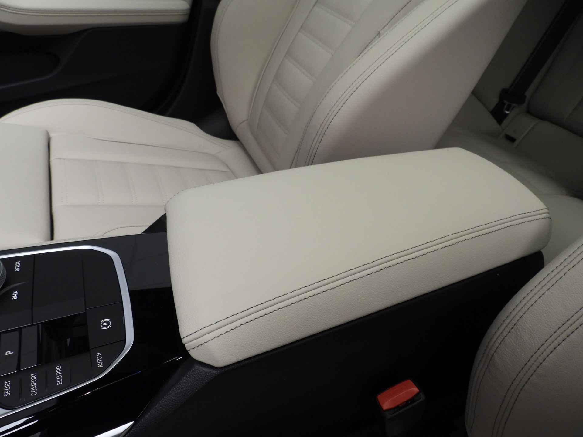 BMW i4 eDrive40 high Executive M-Sportpakket / LED / Leder / Navigatie / Trekhaak / Schuifdak / Keyles go / Sportstoelen / DAB / Hifi speakers / Alu 19 inch - 35/46