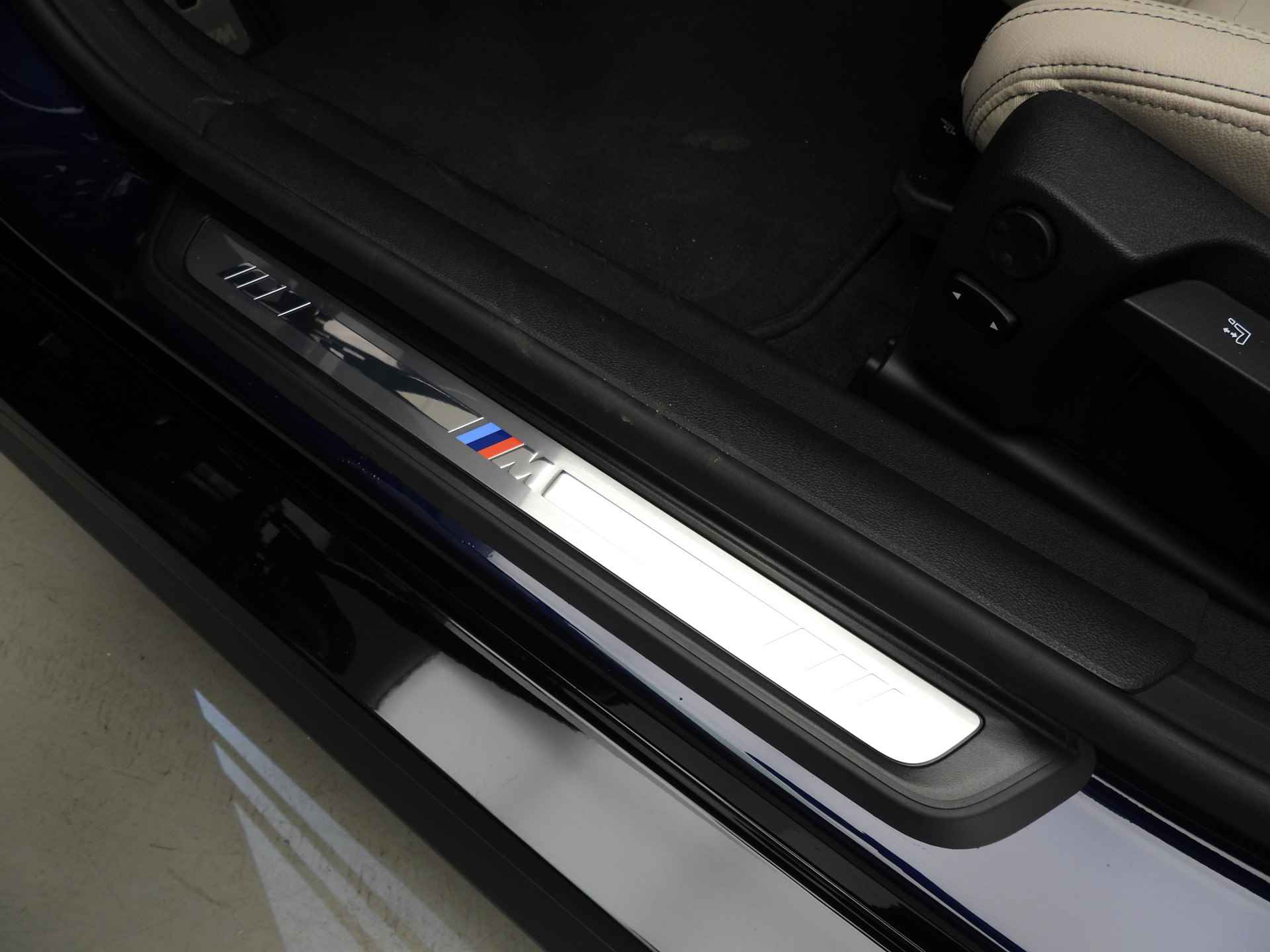 BMW i4 eDrive40 high Executive M-Sportpakket / LED / Leder / Navigatie / Trekhaak / Schuifdak / Keyles go / Sportstoelen / DAB / Hifi speakers / Alu 19 inch - 36/46