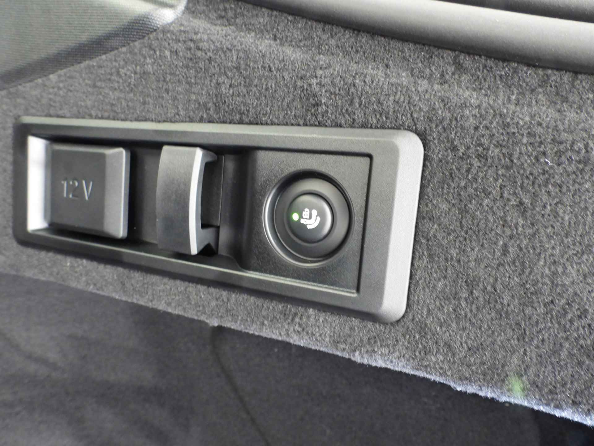 BMW i4 eDrive40 high Executive M-Sportpakket / LED / Leder / Navigatie / Trekhaak / Schuifdak / Keyles go / Sportstoelen / DAB / Hifi speakers / Alu 19 inch - 37/46