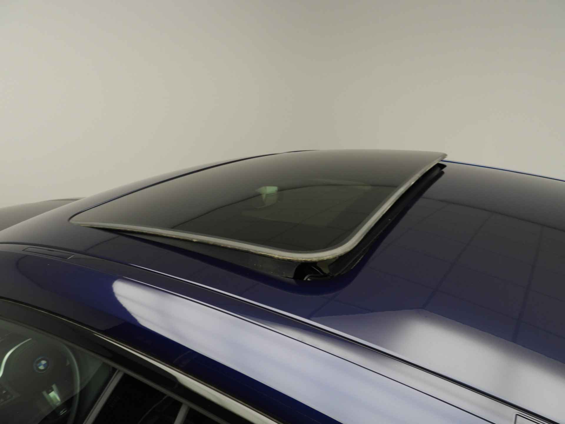 BMW i4 eDrive40 high Executive M-Sportpakket / LED / Leder / Navigatie / Trekhaak / Schuifdak / Keyles go / Sportstoelen / DAB / Hifi speakers / Alu 19 inch - 39/46