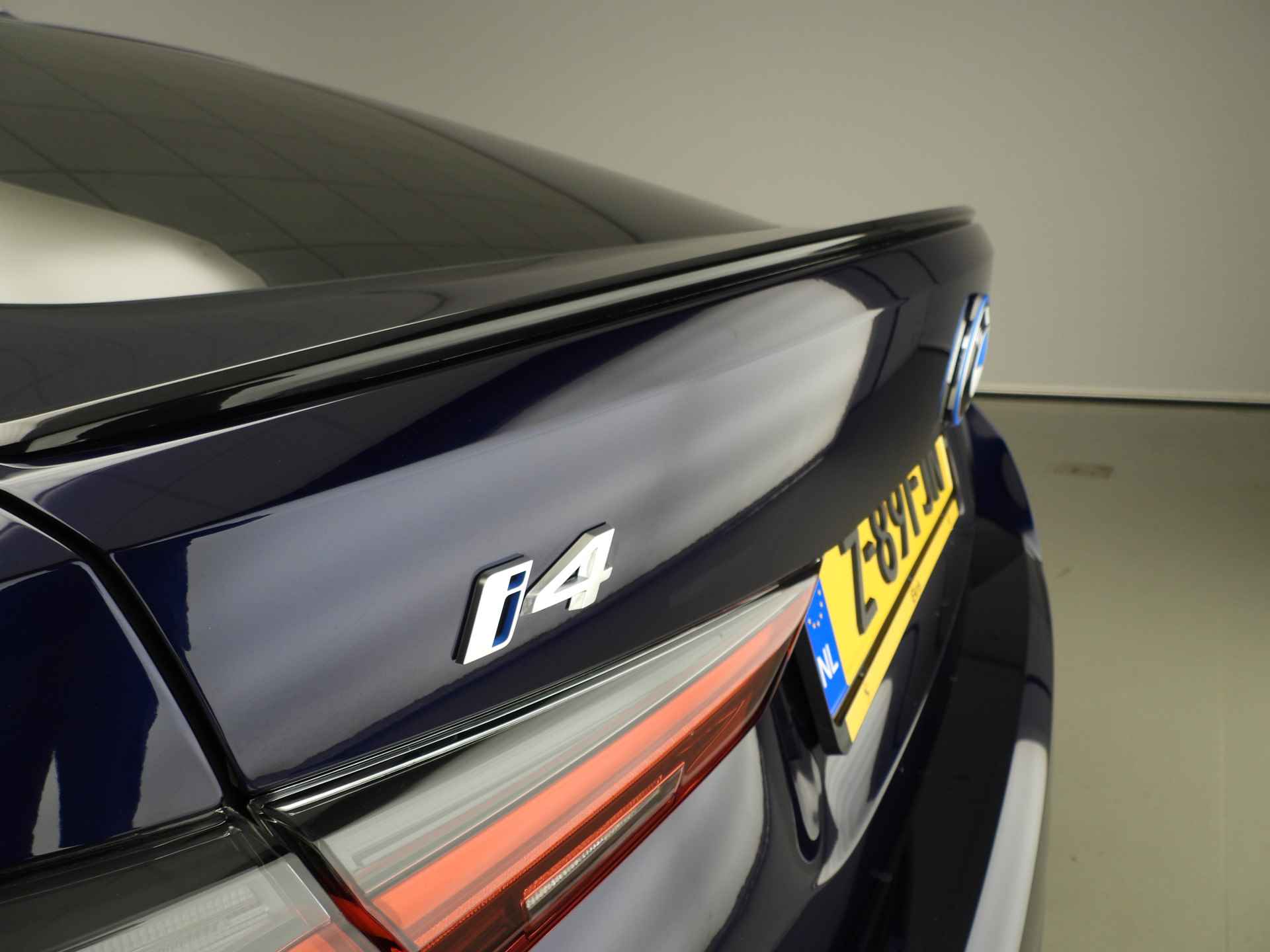 BMW i4 eDrive40 high Executive M-Sportpakket / LED / Leder / Navigatie / Trekhaak / Schuifdak / Keyles go / Sportstoelen / DAB / Hifi speakers / Alu 19 inch - 42/46