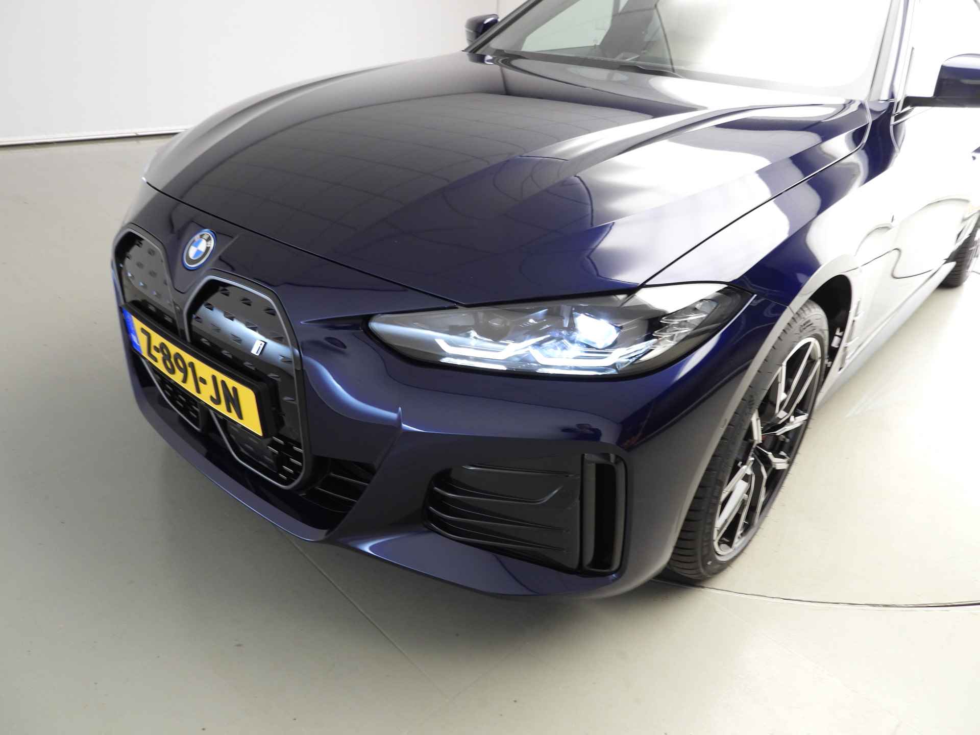 BMW i4 eDrive40 high Executive M-Sportpakket / LED / Leder / Navigatie / Trekhaak / Schuifdak / Keyles go / Sportstoelen / DAB / Hifi speakers / Alu 19 inch - 43/46