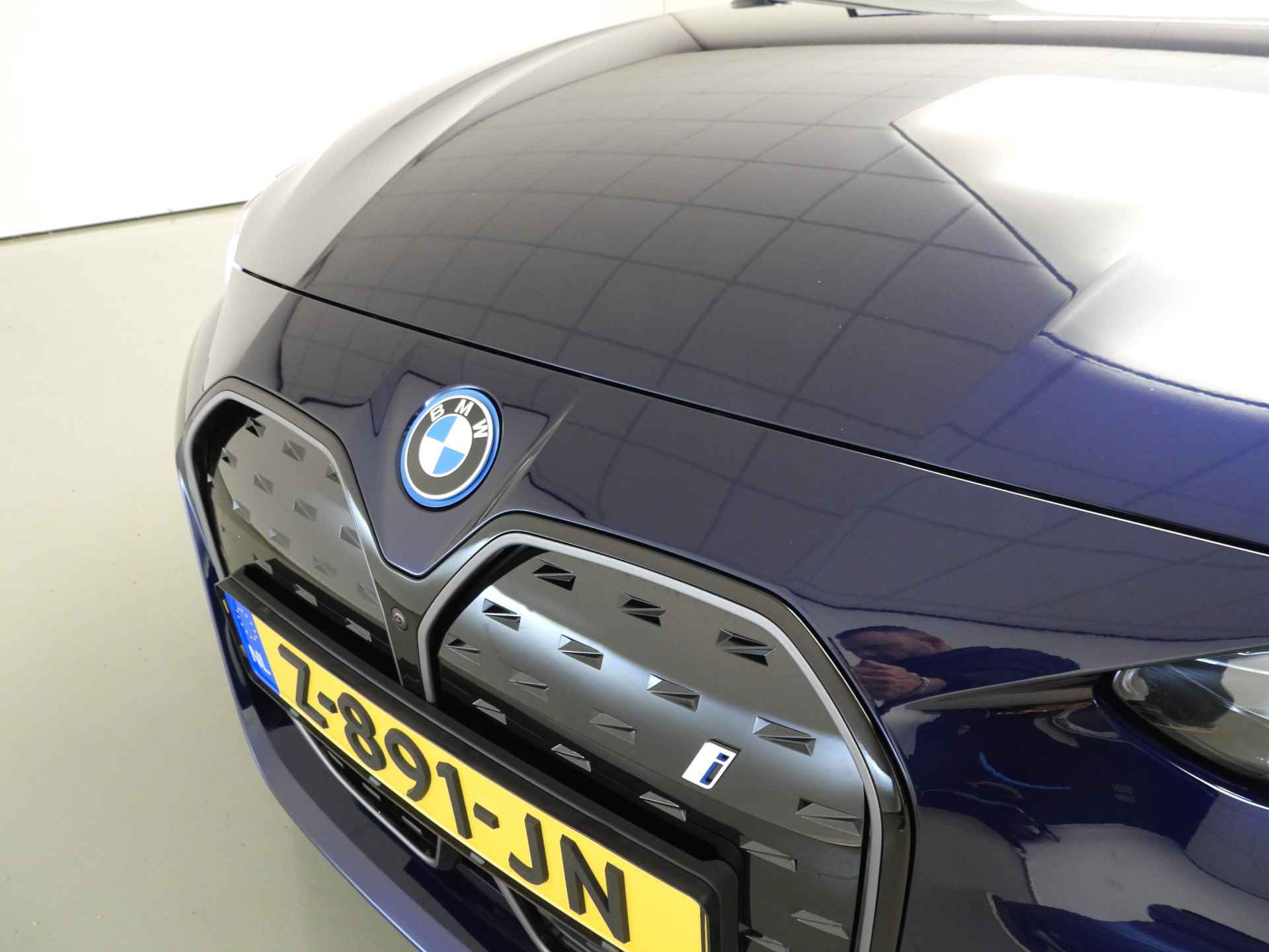 BMW i4 eDrive40 high Executive M-Sportpakket / LED / Leder / Navigatie / Trekhaak / Schuifdak / Keyles go / Sportstoelen / DAB / Hifi speakers / Alu 19 inch - 44/46