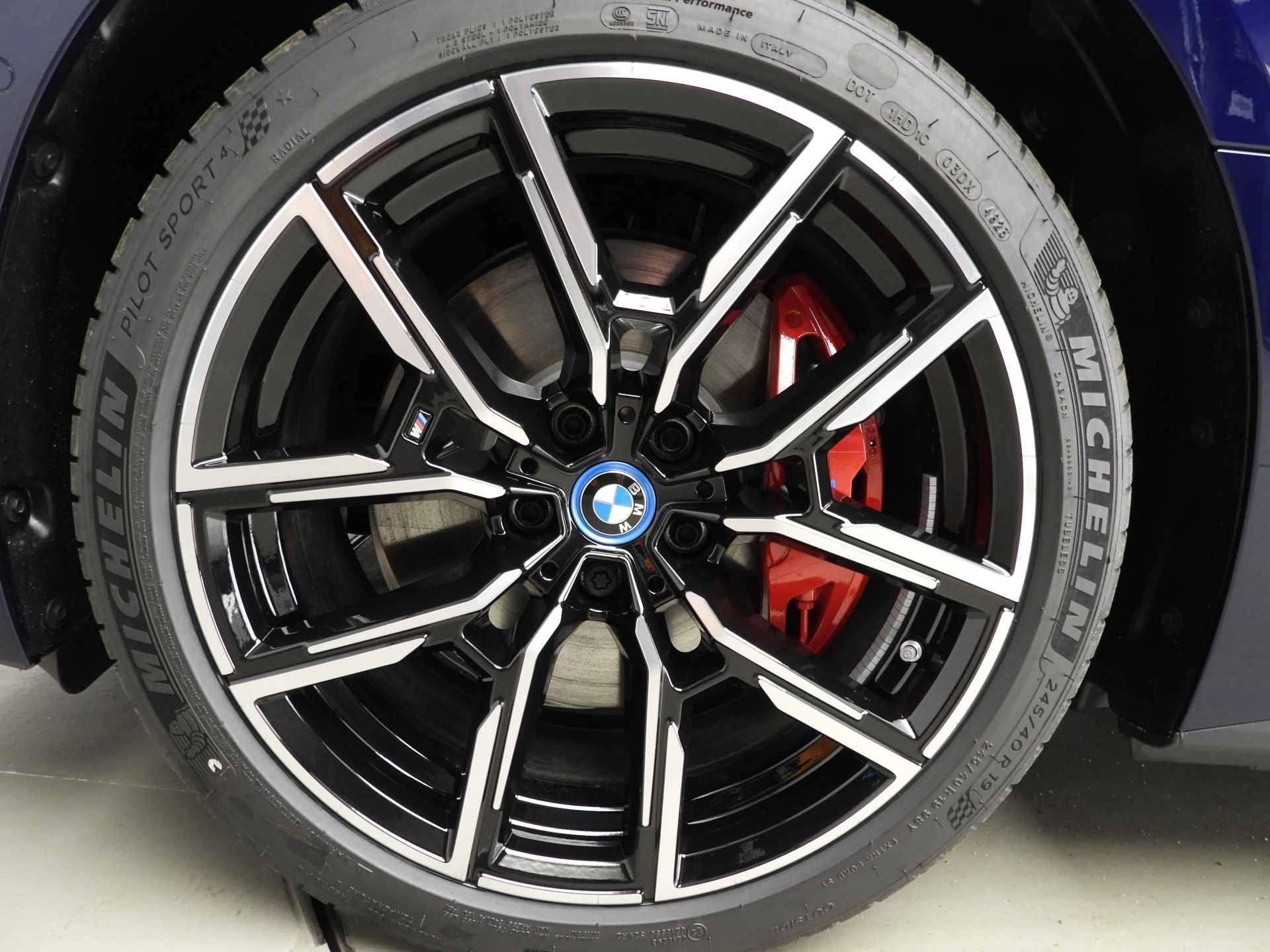 BMW i4 eDrive40 high Executive M-Sportpakket / LED / Leder / Navigatie / Trekhaak / Schuifdak / Keyles go / Sportstoelen / DAB / Hifi speakers / Alu 19 inch - 46/46