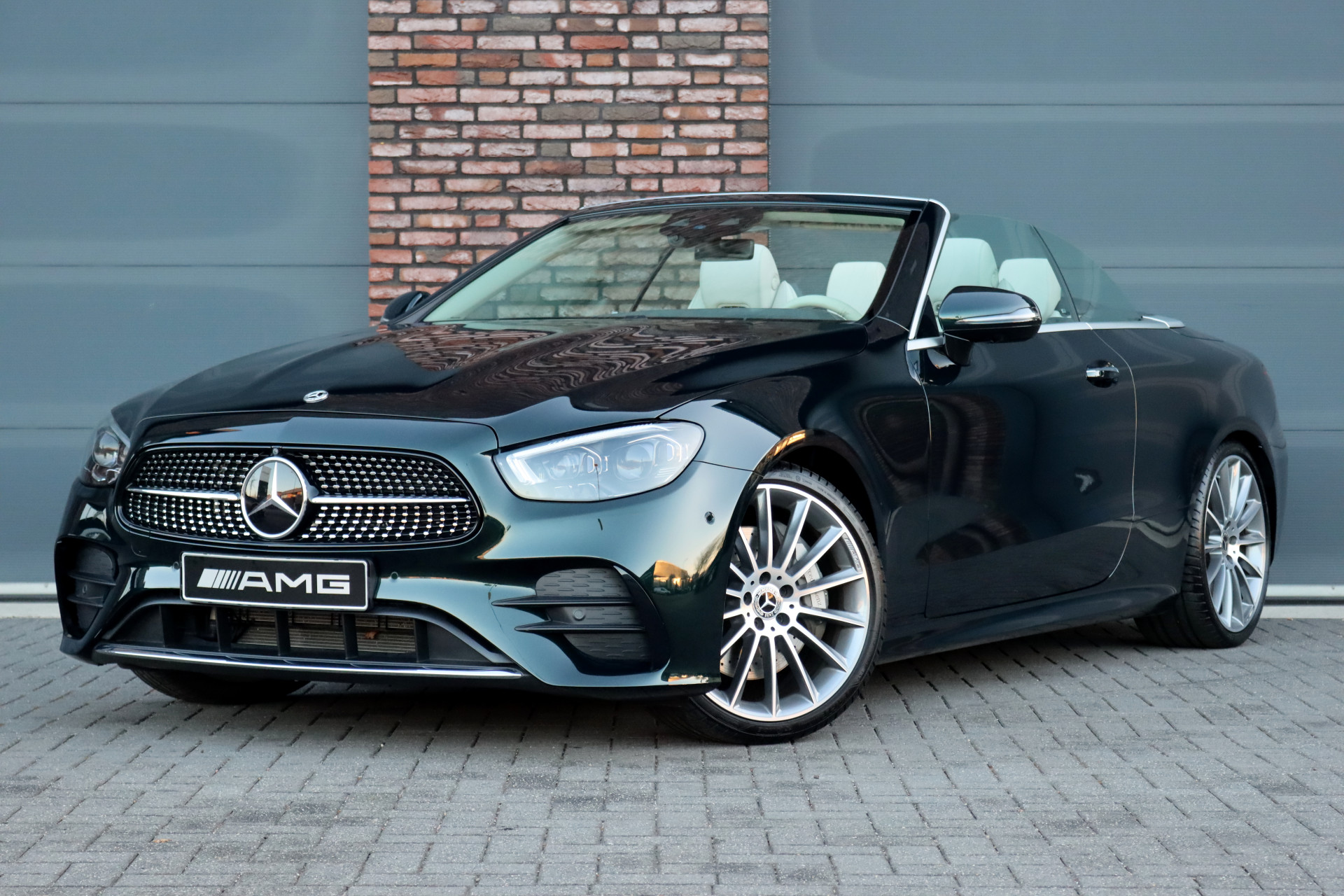 Mercedes-Benz E-Klasse Cabrio 450 4MATIC AMG Line Aut9 | Airmatic | Distronic+ | Carbon | Stoelventilatie | Verwarmd Stuurwiel | Burmester | HUD | Airscarf | Soft-Close | Memory | Massage |