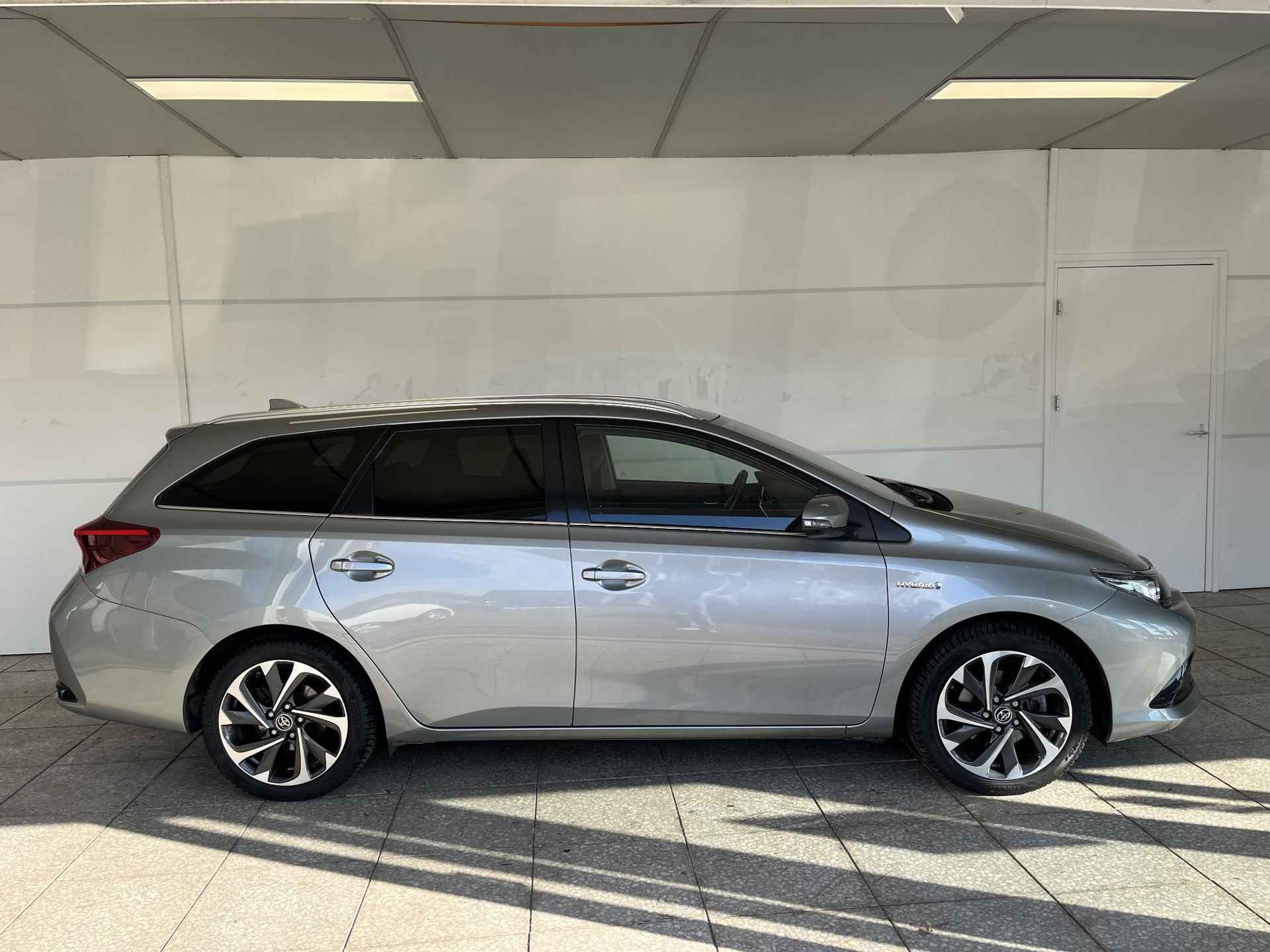 Toyota Auris Touring Sports 1.8 Hybrid edition S+ - 3/19