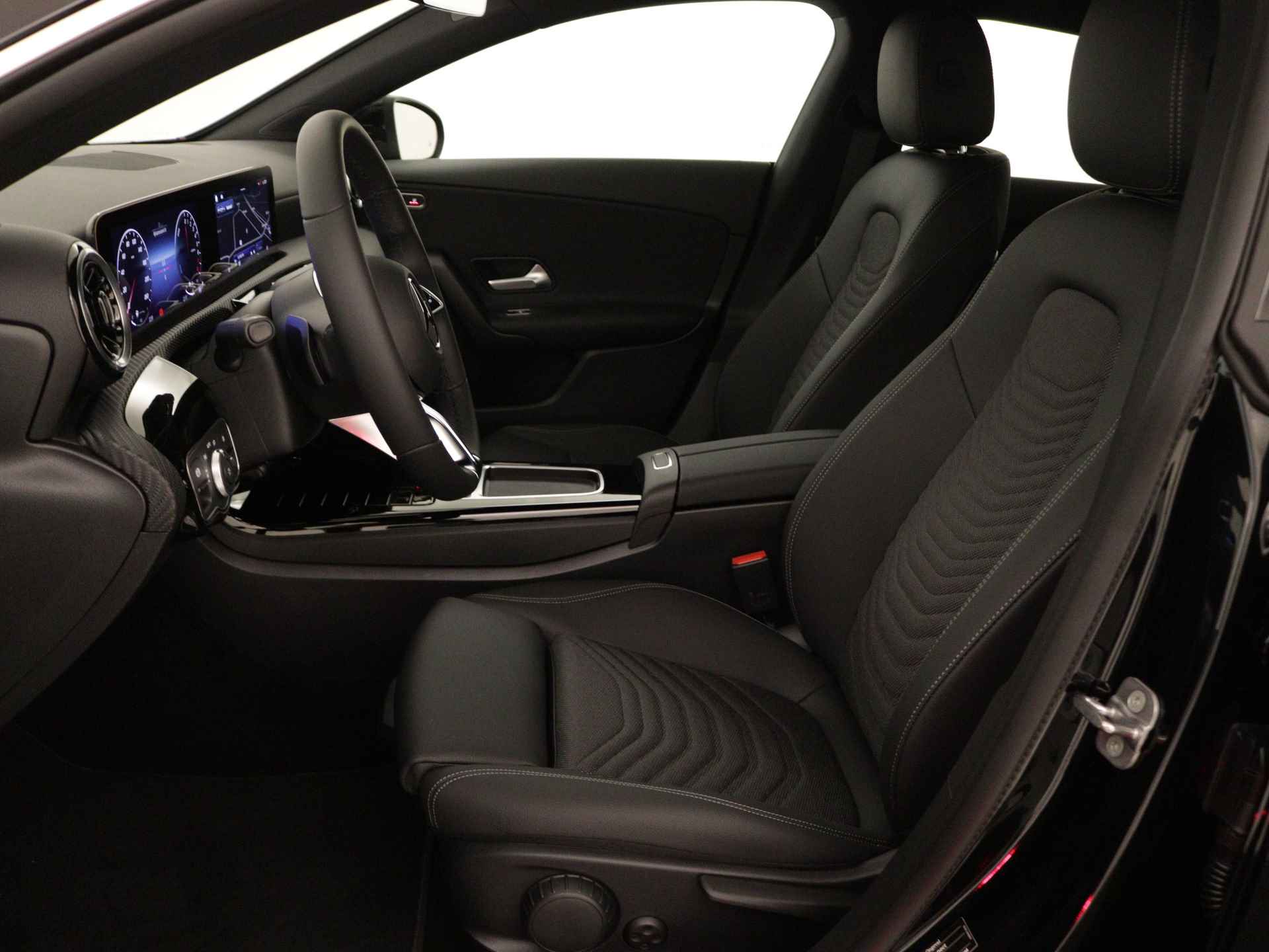 Mercedes-Benz CLA-Klasse Shooting Brake 250 e Star Edition | Trekhaak | Parkeerpakket met achteruitrijcamera | KEYLESS GO | Dodehoekassistent | USB pakket plus | 	Verwarmde stoelen vooraan | High-performance led-koplampen | - 16/38