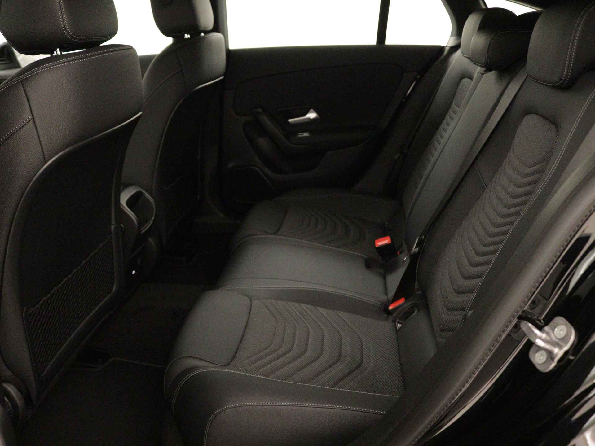 Mercedes-Benz CLA-Klasse Shooting Brake 250 e Star Edition | Trekhaak | Parkeerpakket met achteruitrijcamera | KEYLESS GO | Dodehoekassistent | USB pakket plus | 	Verwarmde stoelen vooraan | High-performance led-koplampen | - 17/38