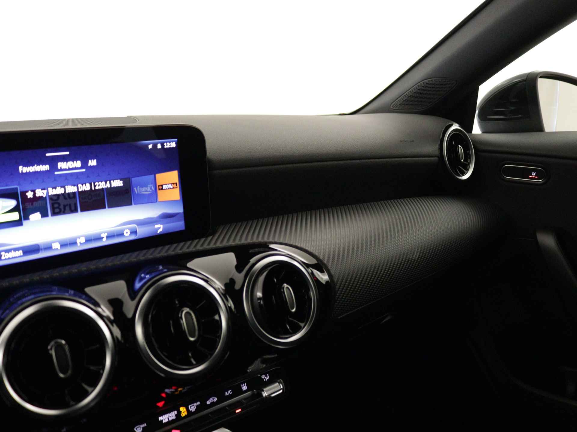 Mercedes-Benz CLA-Klasse Shooting Brake 250 e Star Edition | Trekhaak | Parkeerpakket met achteruitrijcamera | KEYLESS GO | Dodehoekassistent | USB pakket plus | 	Verwarmde stoelen vooraan | High-performance led-koplampen | - 21/38