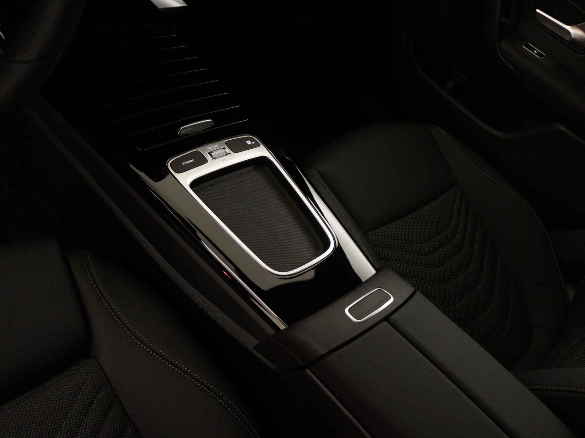 Mercedes-Benz CLA-Klasse Shooting Brake 250 e Star Edition | Trekhaak | Parkeerpakket met achteruitrijcamera | KEYLESS GO | Dodehoekassistent | USB pakket plus | 	Verwarmde stoelen vooraan | High-performance led-koplampen | - 27/38