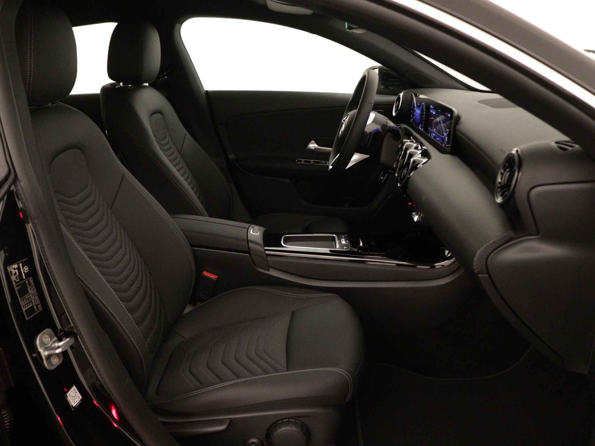Mercedes-Benz CLA-Klasse Shooting Brake 250 e Star Edition | Trekhaak | Parkeerpakket met achteruitrijcamera | KEYLESS GO | Dodehoekassistent | USB pakket plus | 	Verwarmde stoelen vooraan | High-performance led-koplampen | - 31/38