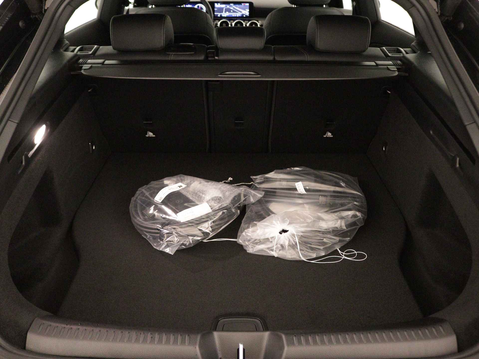 Mercedes-Benz CLA-Klasse Shooting Brake 250 e Star Edition | Trekhaak | Parkeerpakket met achteruitrijcamera | KEYLESS GO | Dodehoekassistent | USB pakket plus | 	Verwarmde stoelen vooraan | High-performance led-koplampen | - 33/38