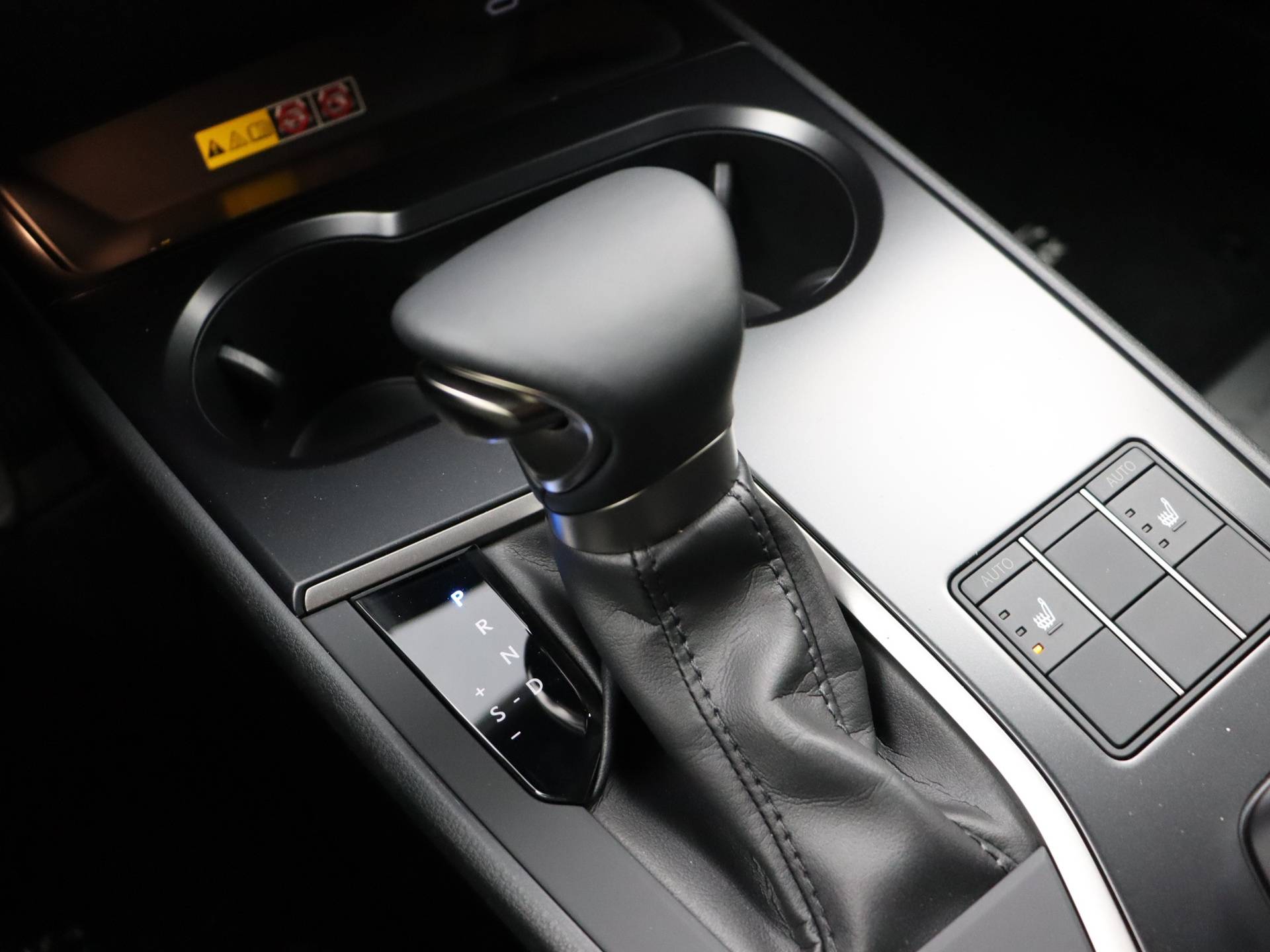 Lexus UX 250h Luxury Line | Leder | Dynamic Pack | Navigatie | Blind spot monitoring | Stoelverwarming | Triple LED verlichting | - 10/32