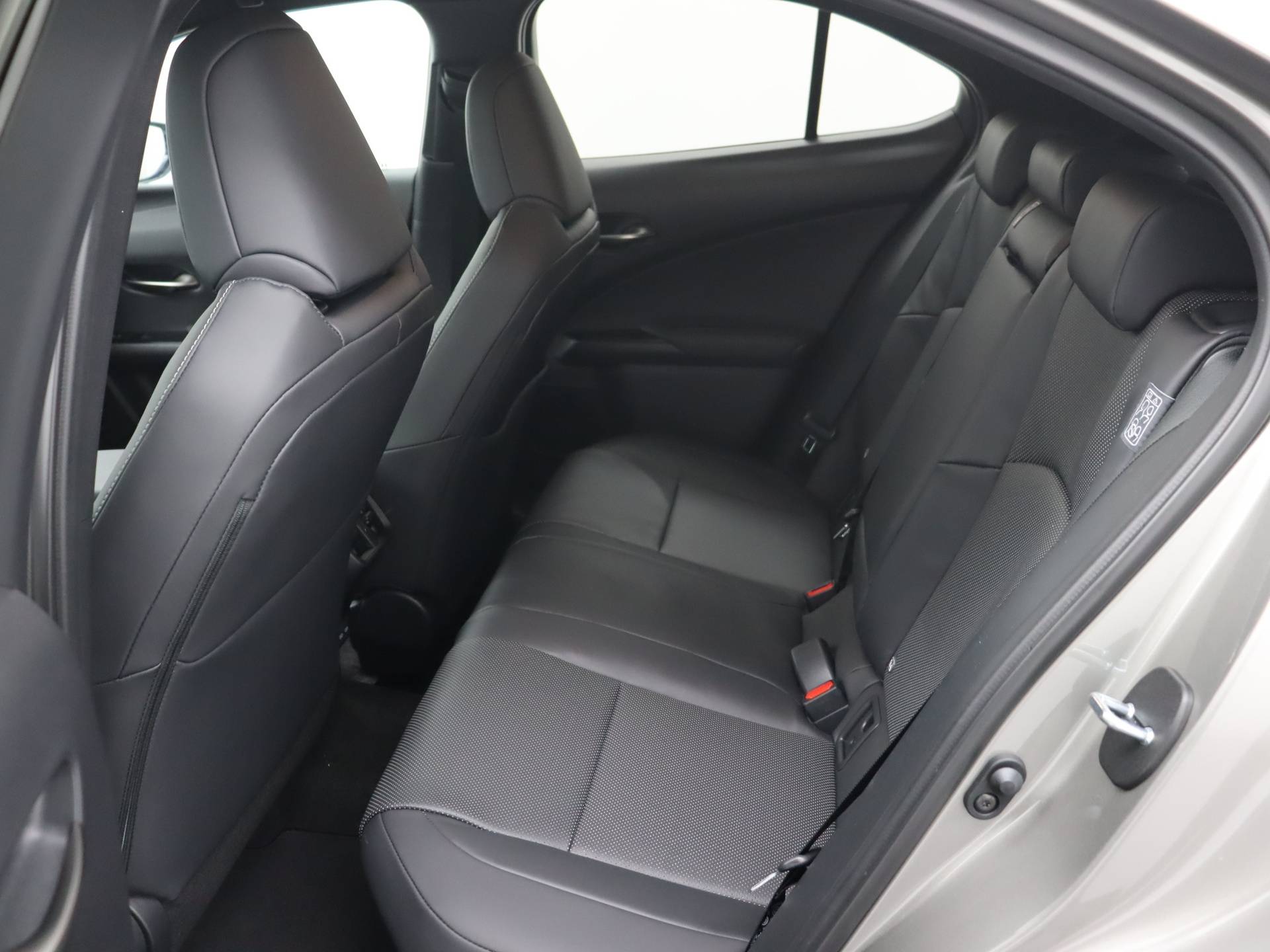 Lexus UX 250h Luxury Line | Leder | Dynamic Pack | Navigatie | Blind spot monitoring | Stoelverwarming | Triple LED verlichting | - 15/32