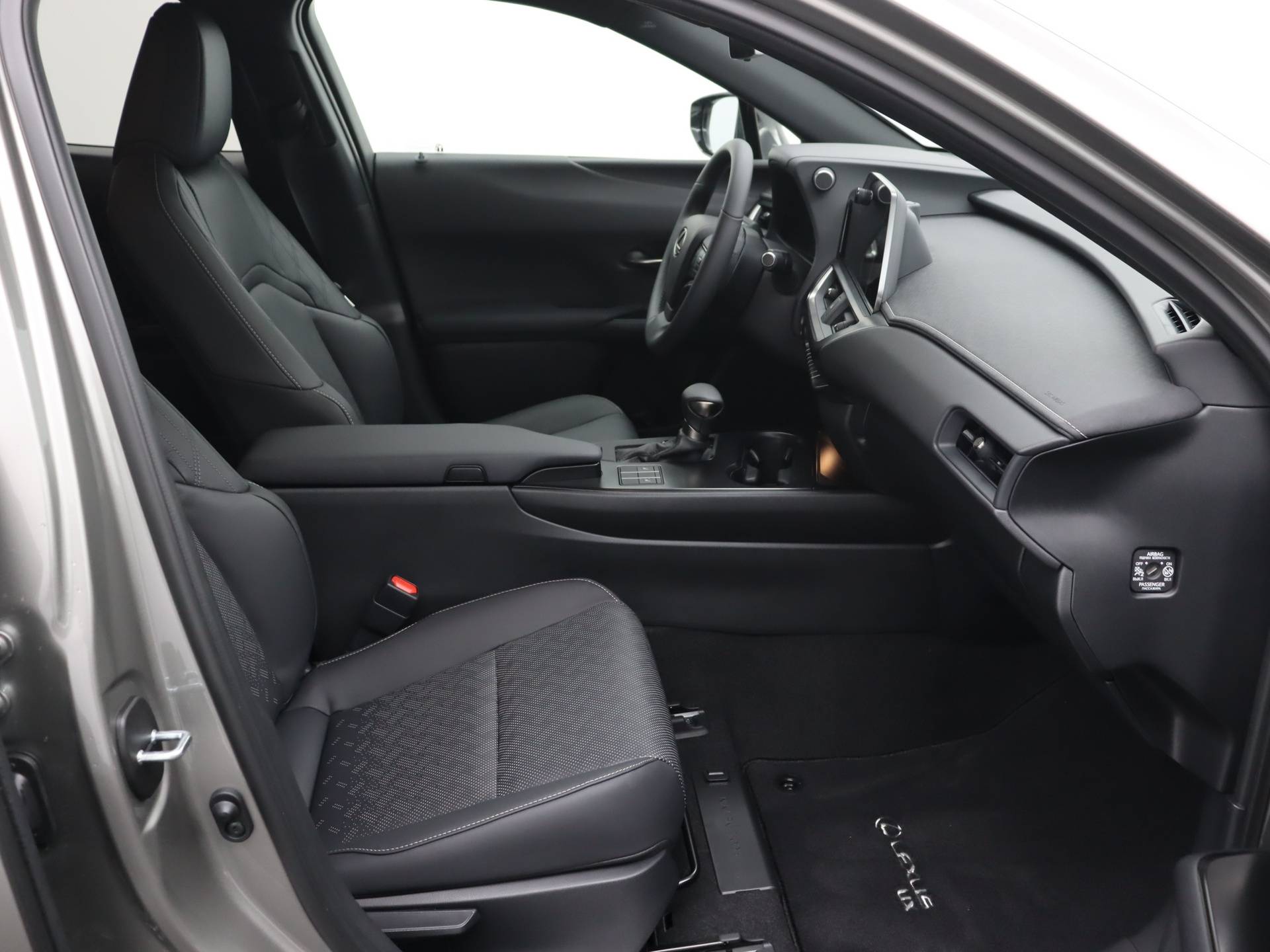 Lexus UX 250h Luxury Line | Leder | Dynamic Pack | Navigatie | Blind spot monitoring | Stoelverwarming | Triple LED verlichting | - 21/32