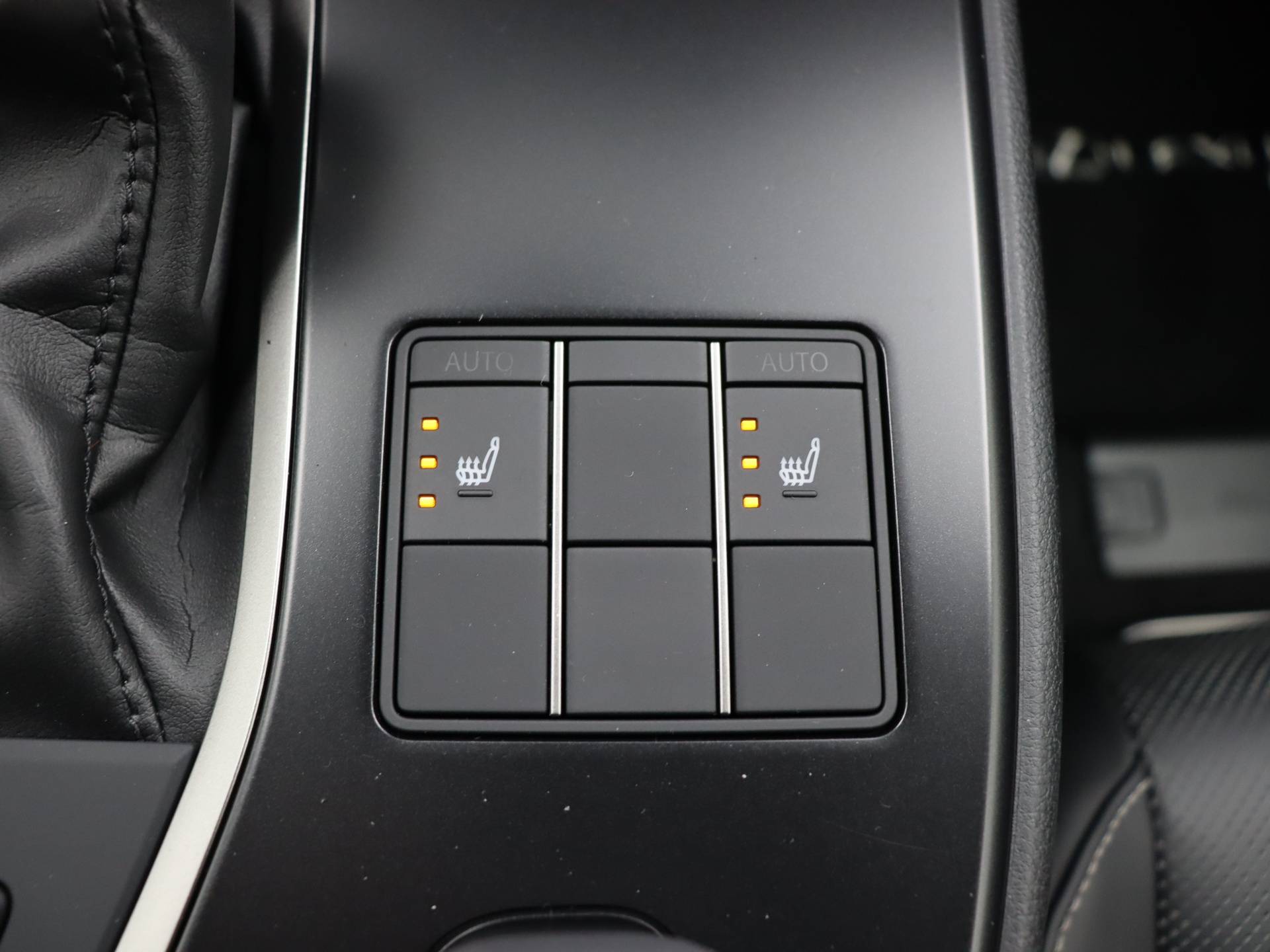 Lexus UX 250h Luxury Line | Leder | Dynamic Pack | Navigatie | Blind spot monitoring | Stoelverwarming | Triple LED verlichting | - 24/32