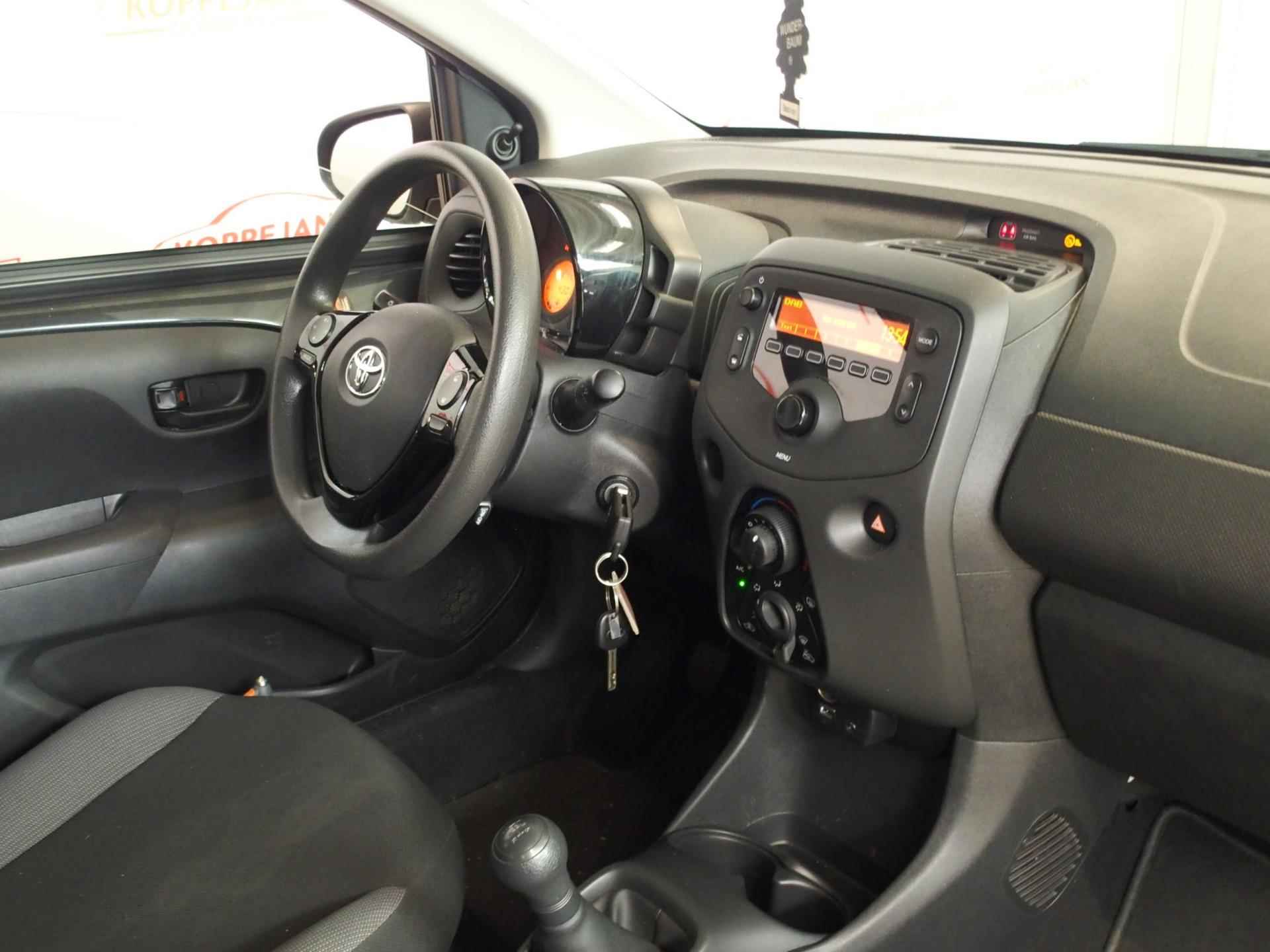Toyota Aygo 1.0 VVT-i x-fun Airco DAB Radio USB Aux Cruise control - 8/21