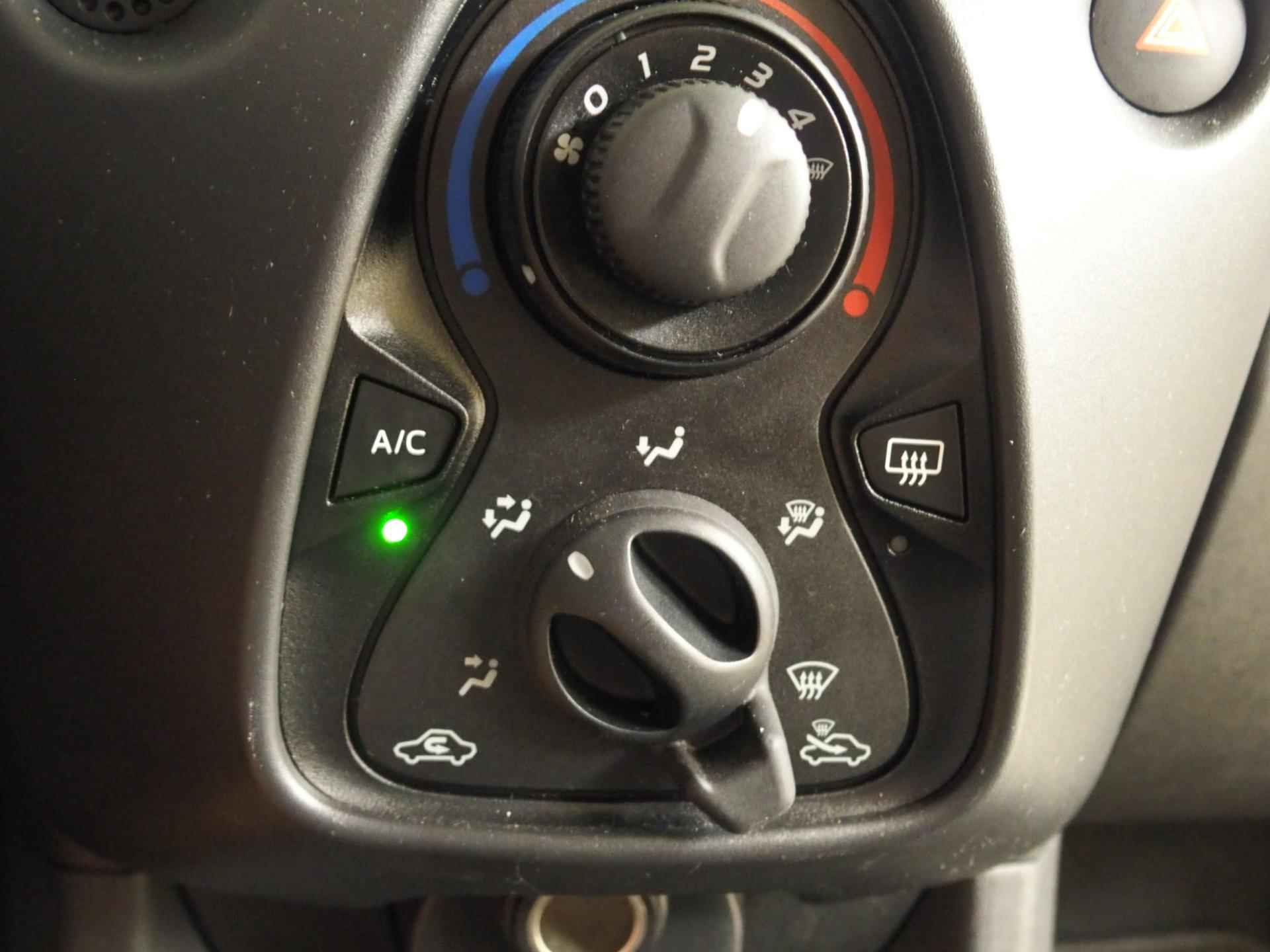 Toyota Aygo 1.0 VVT-i x-fun Airco DAB Radio USB Aux Cruise control - 14/21